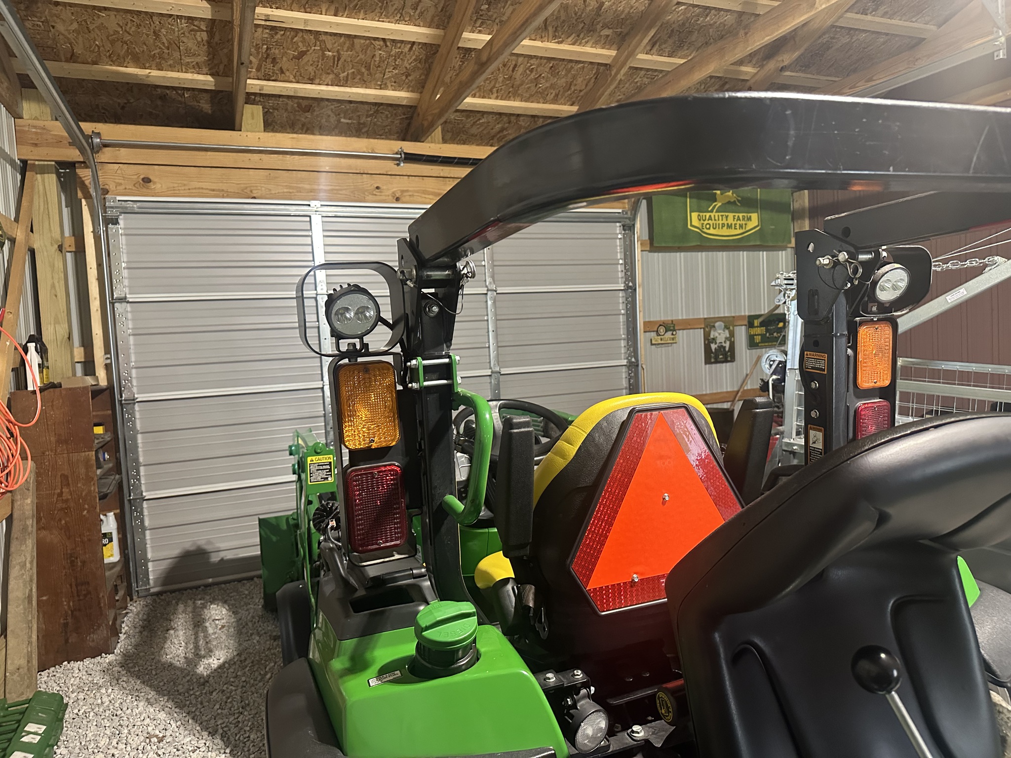 2017 John Deere 2038R Image 5