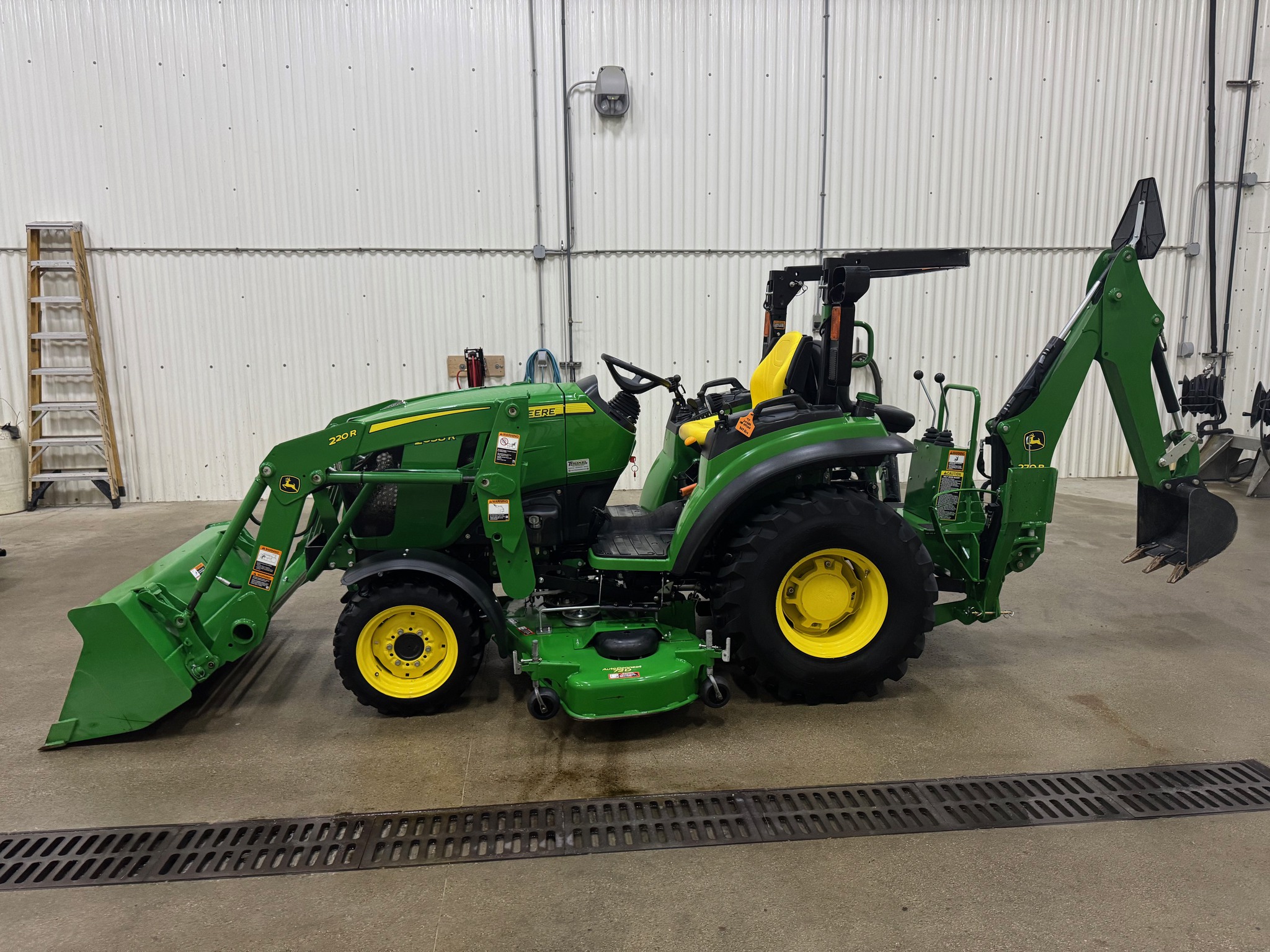 2017 John Deere 2038R Image 2