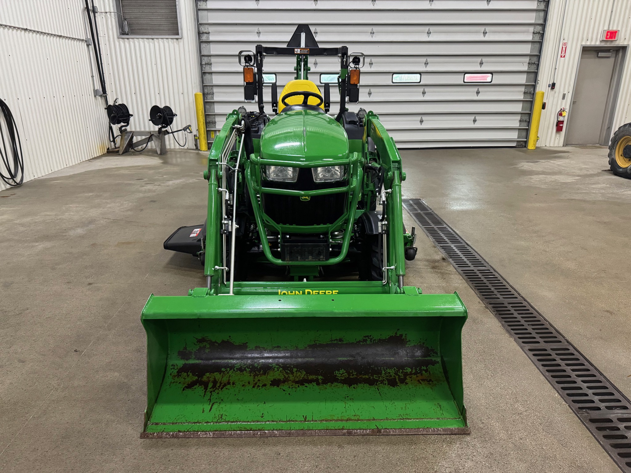 2017 John Deere 2038R Image 9