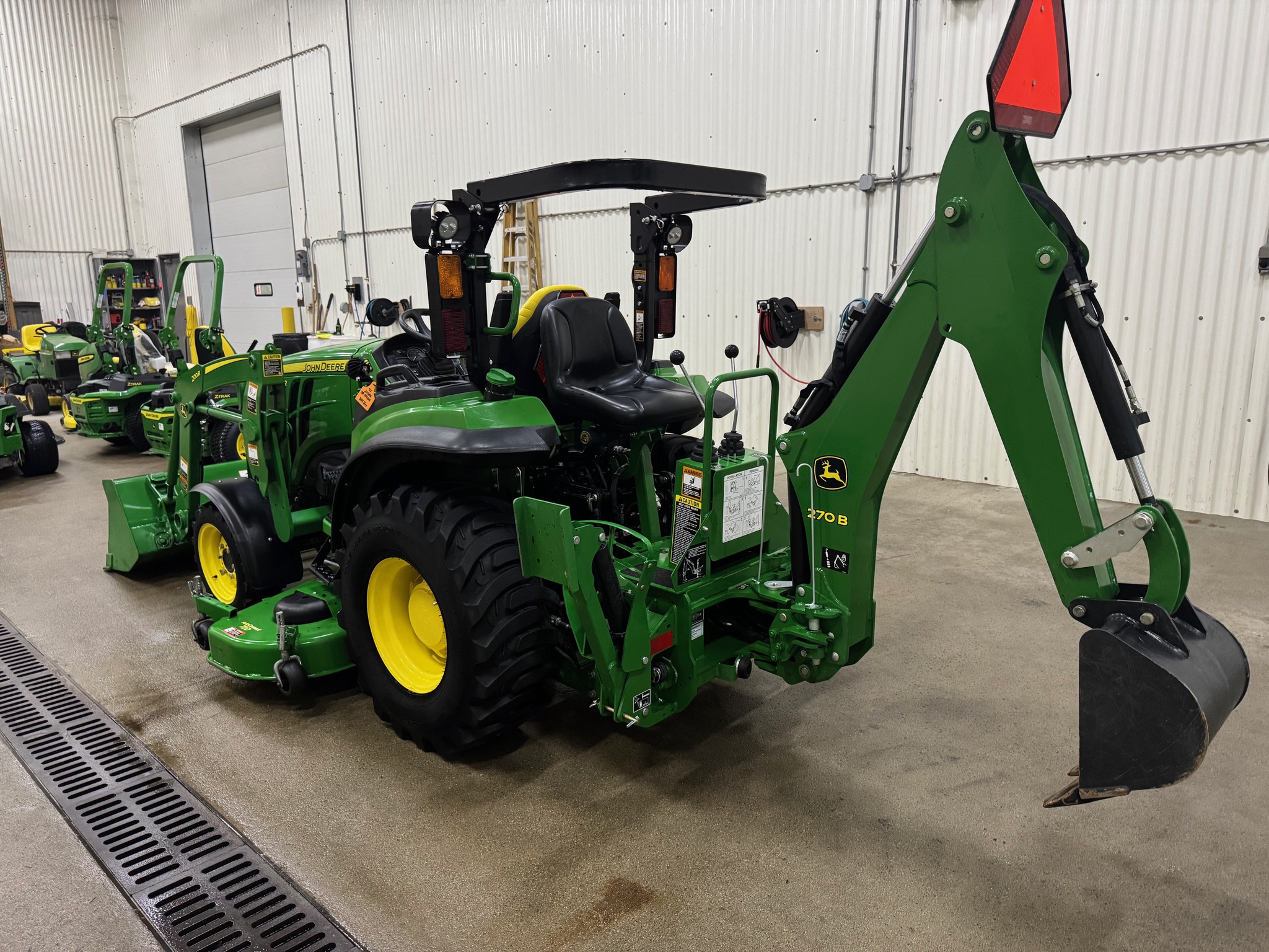 2017 John Deere 2038R Image 4