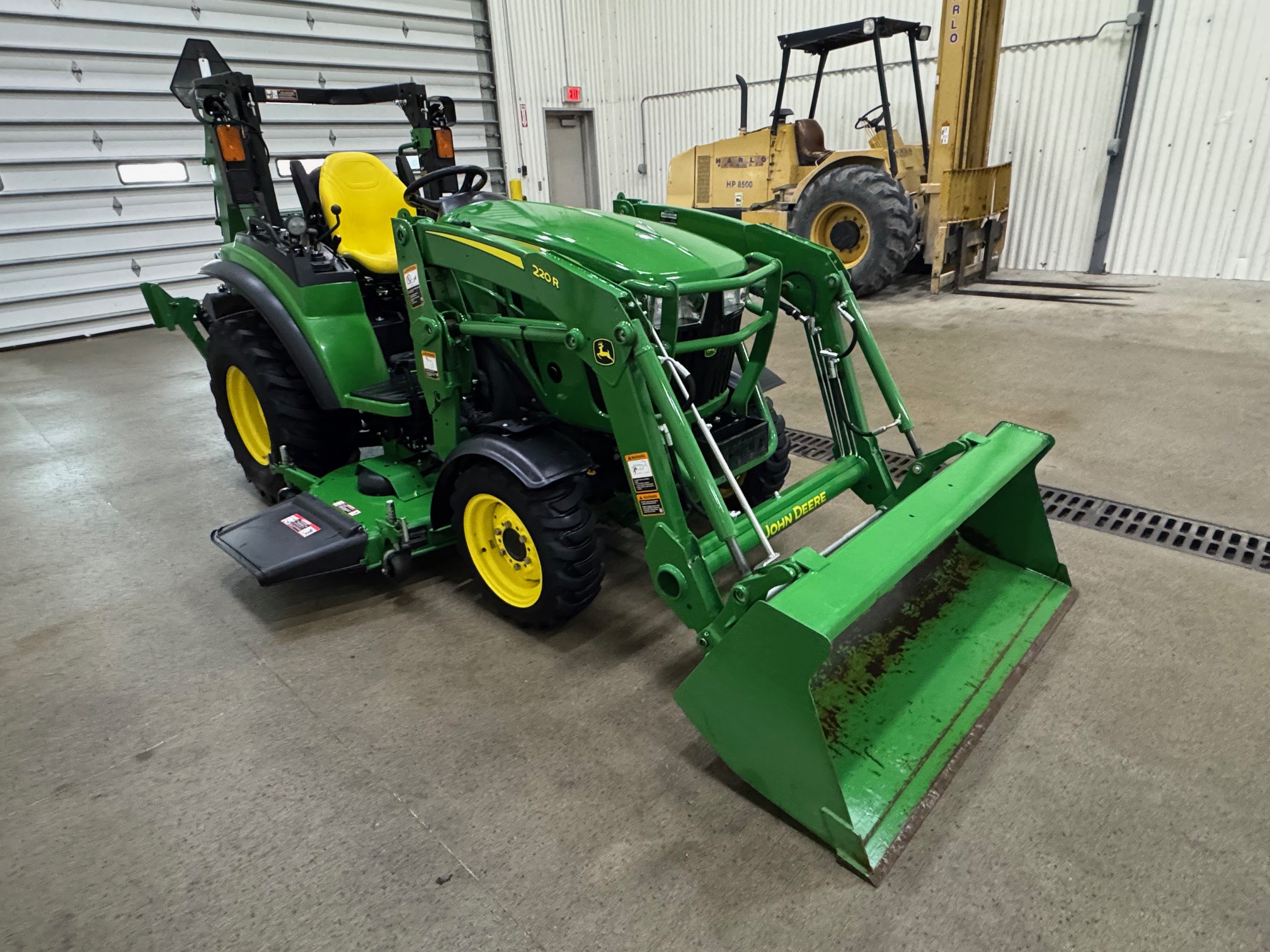 2017 John Deere 2038R Image 8