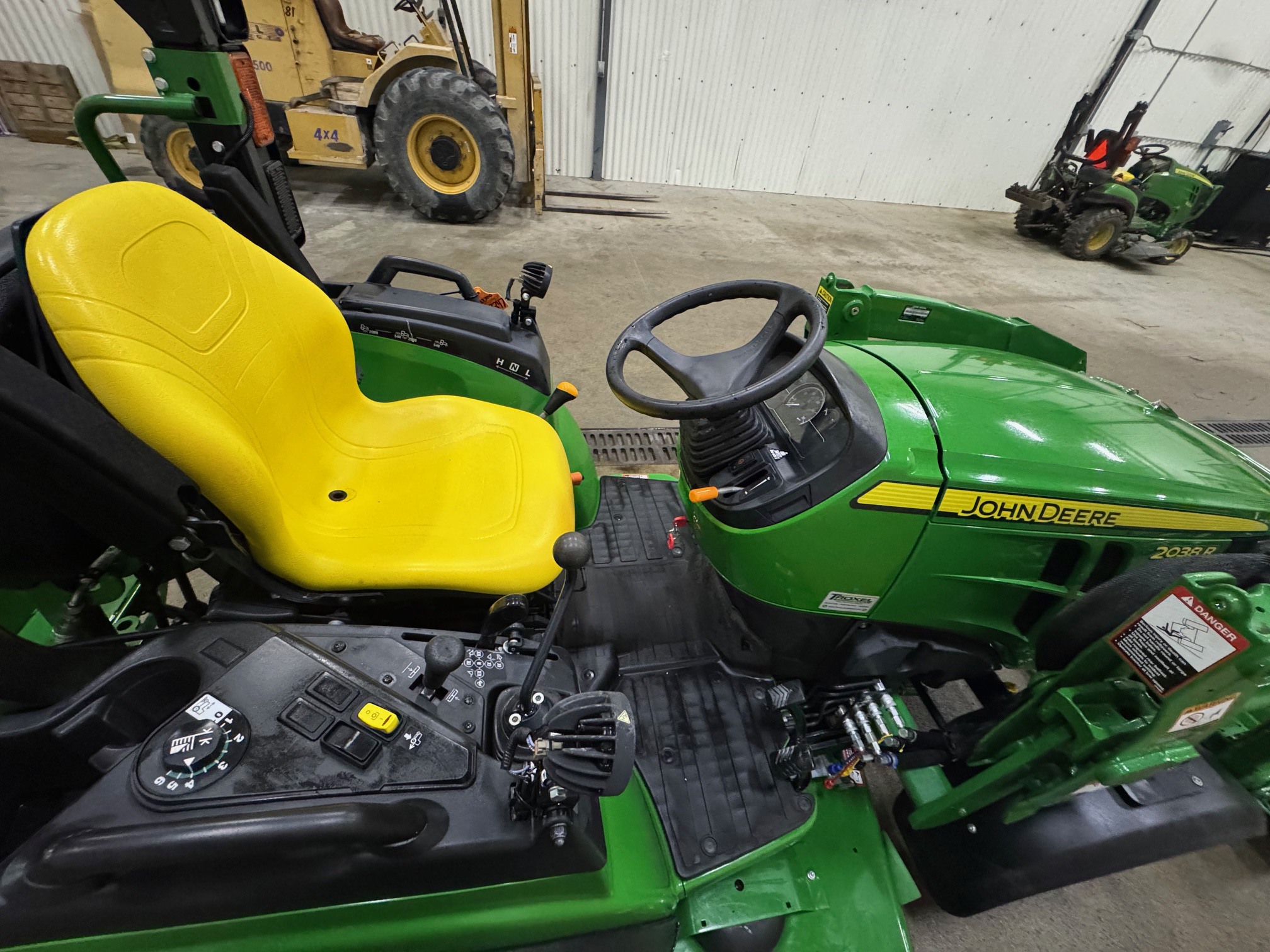 2017 John Deere 2038R Image 10