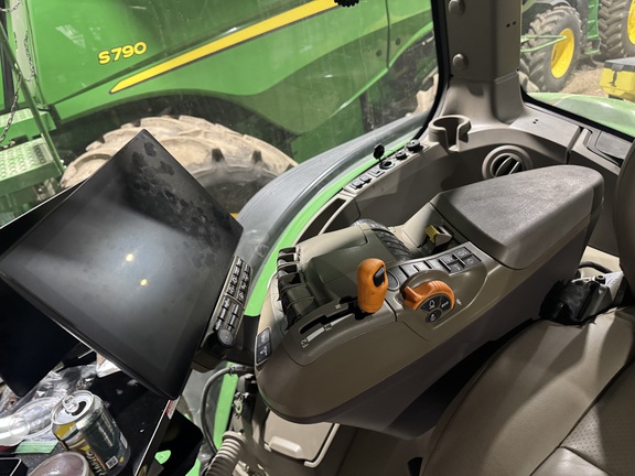 2024 John Deere 8R 230 - Photo13