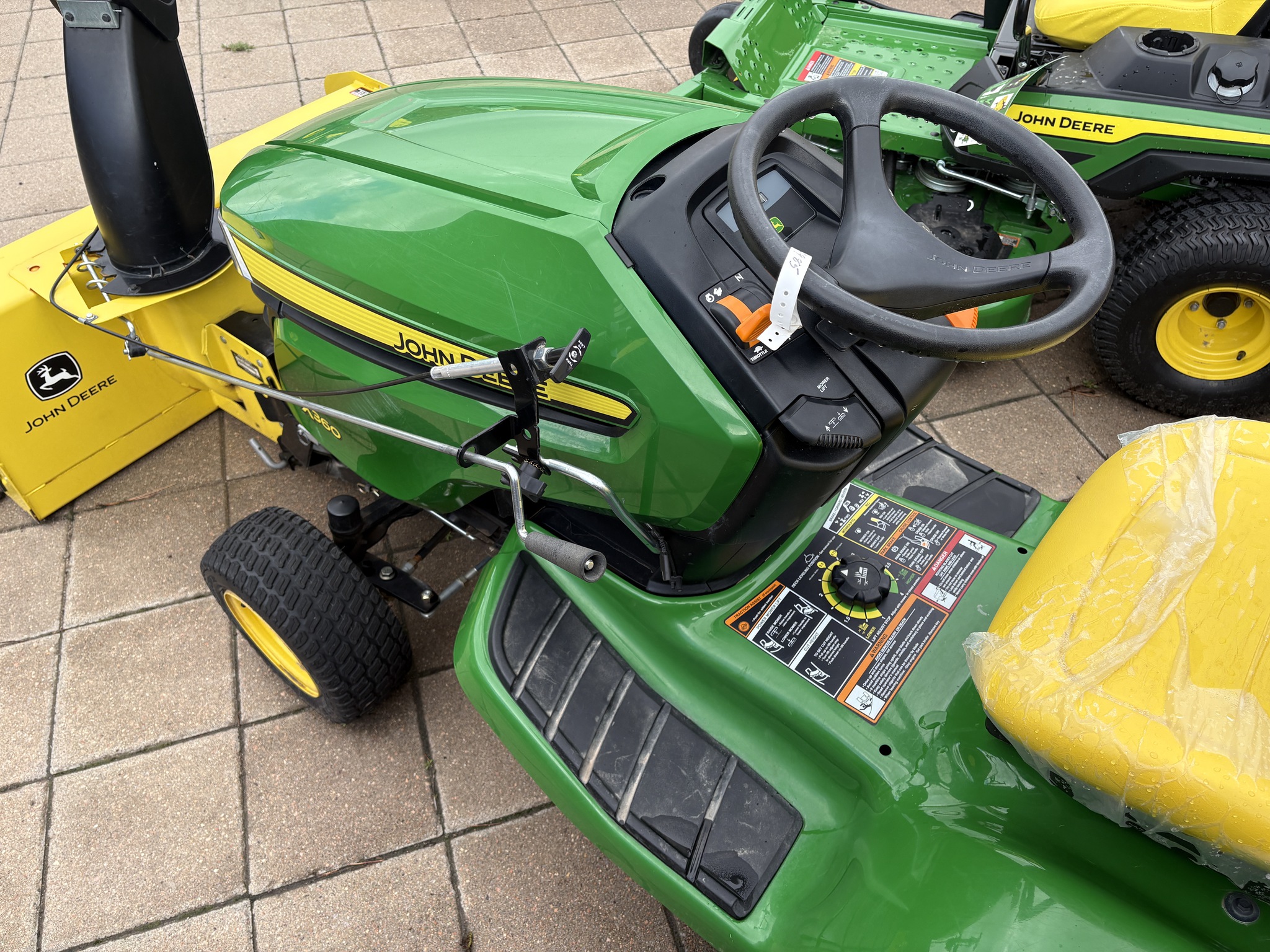 2015 John Deere X360 Image 4