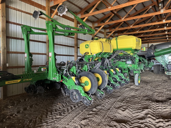 John Deere 1775NT