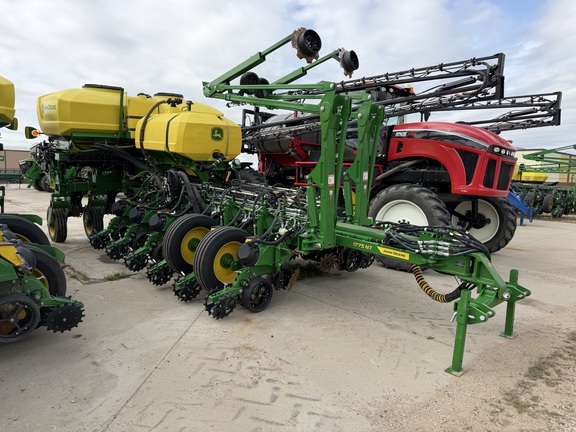  John Deere 1775NT