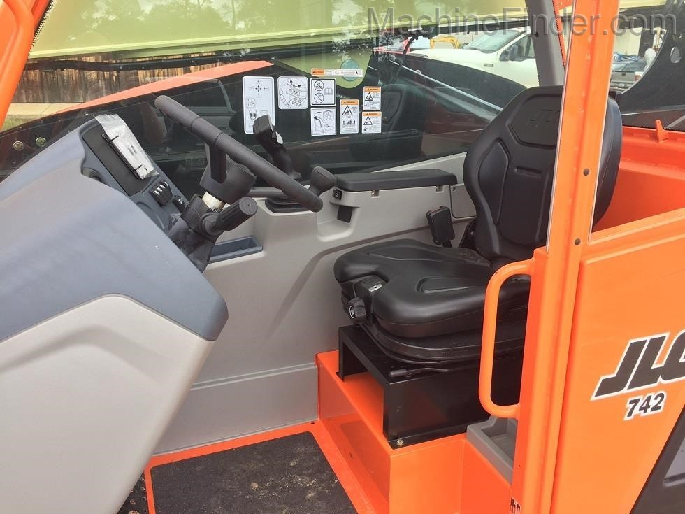 2020 JLG 742 Image 5