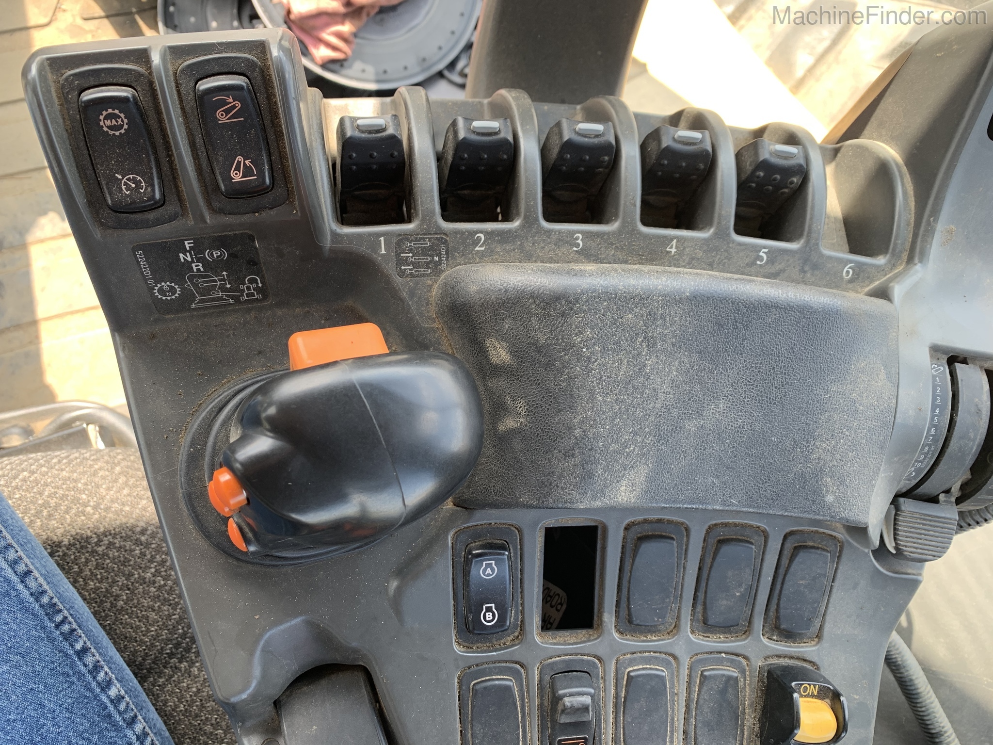 2012 Challenger MT765C Image 7