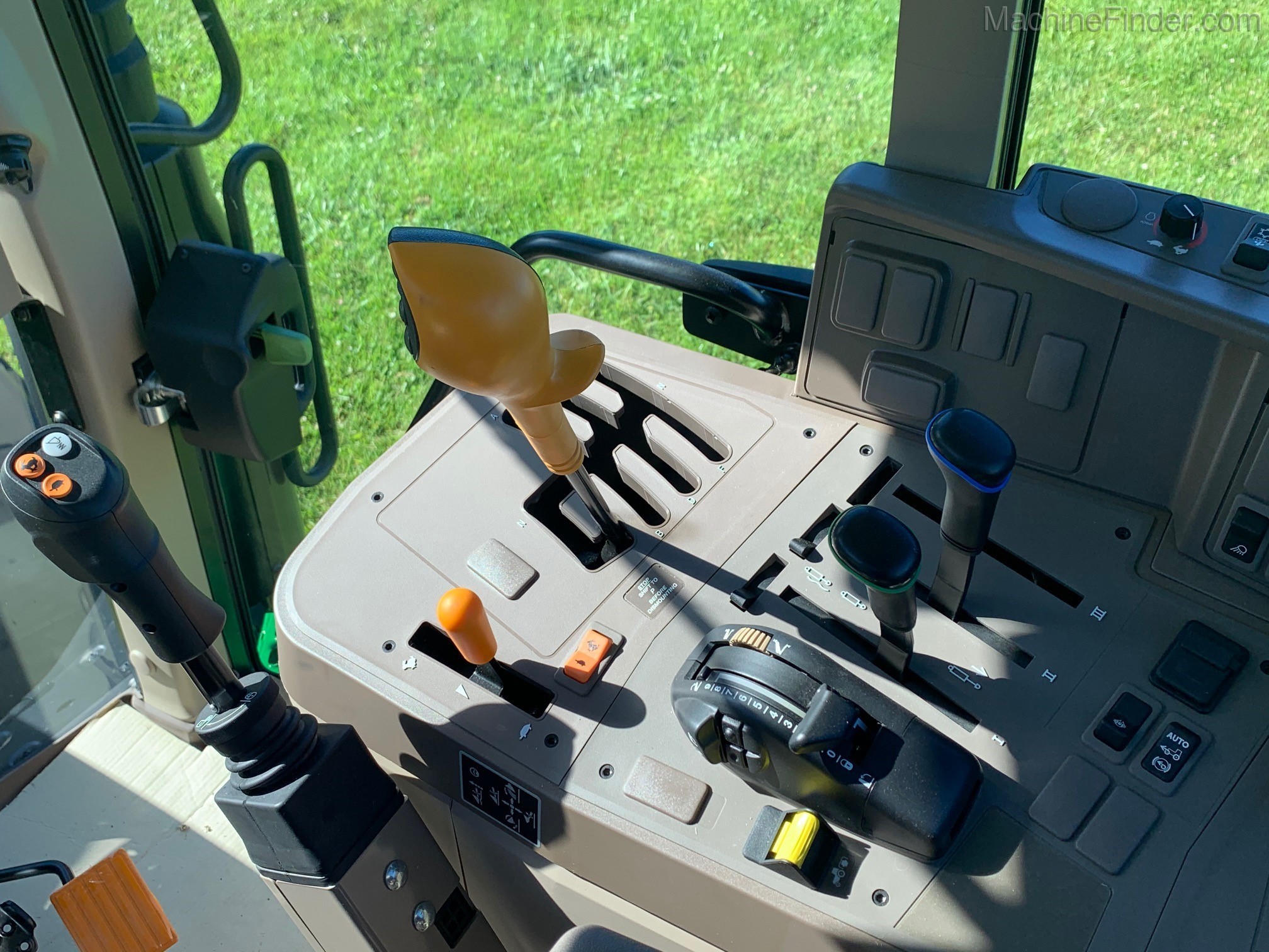 2018 John Deere 6110M Image 10