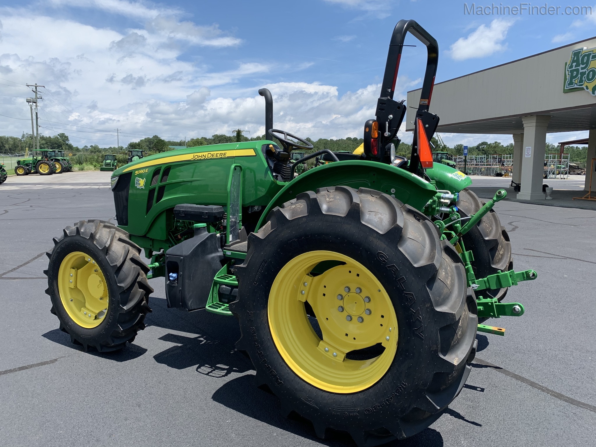 2019 John Deere 5090E Image 3