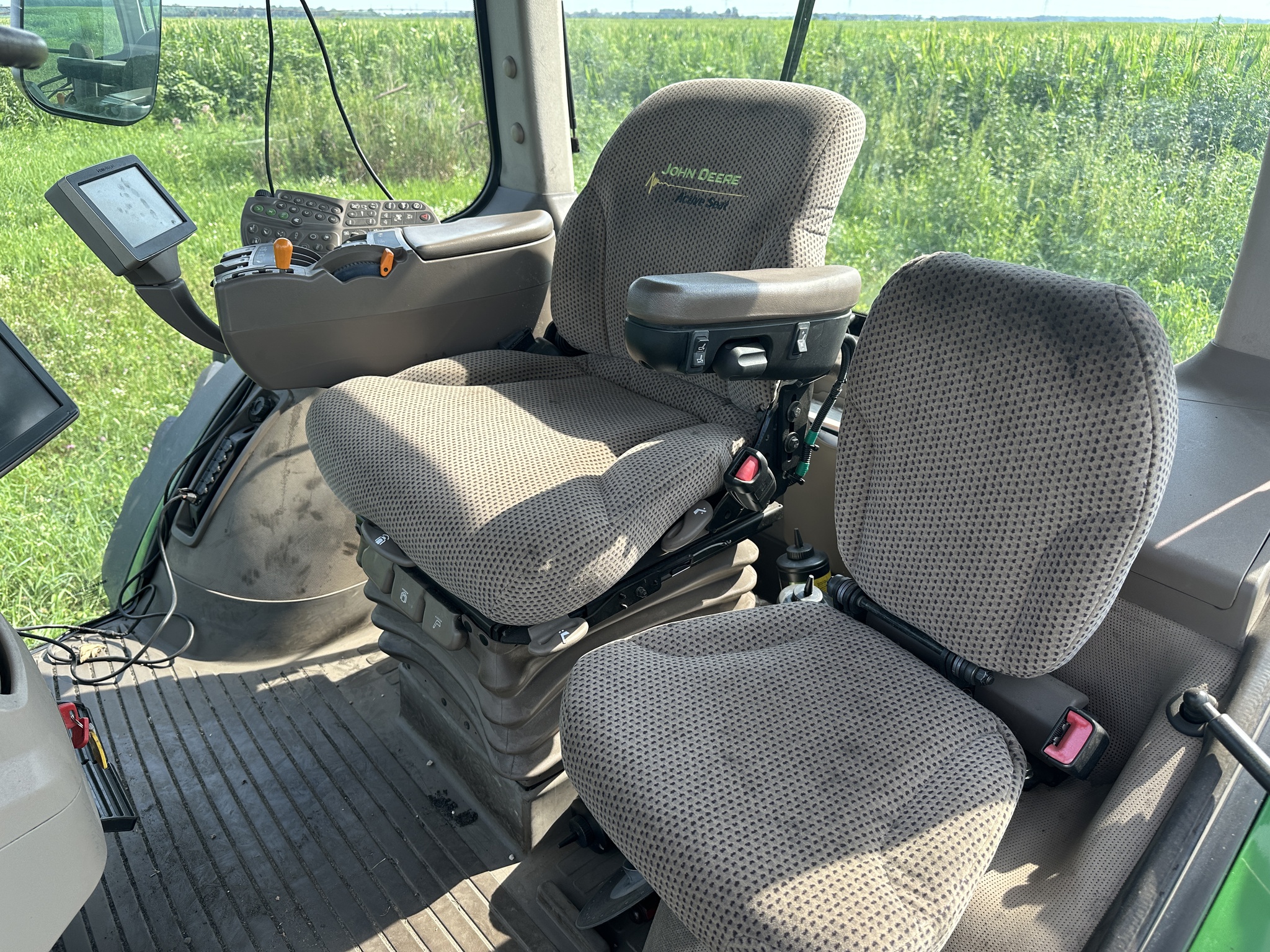 2013 John Deere 8260R Image 6