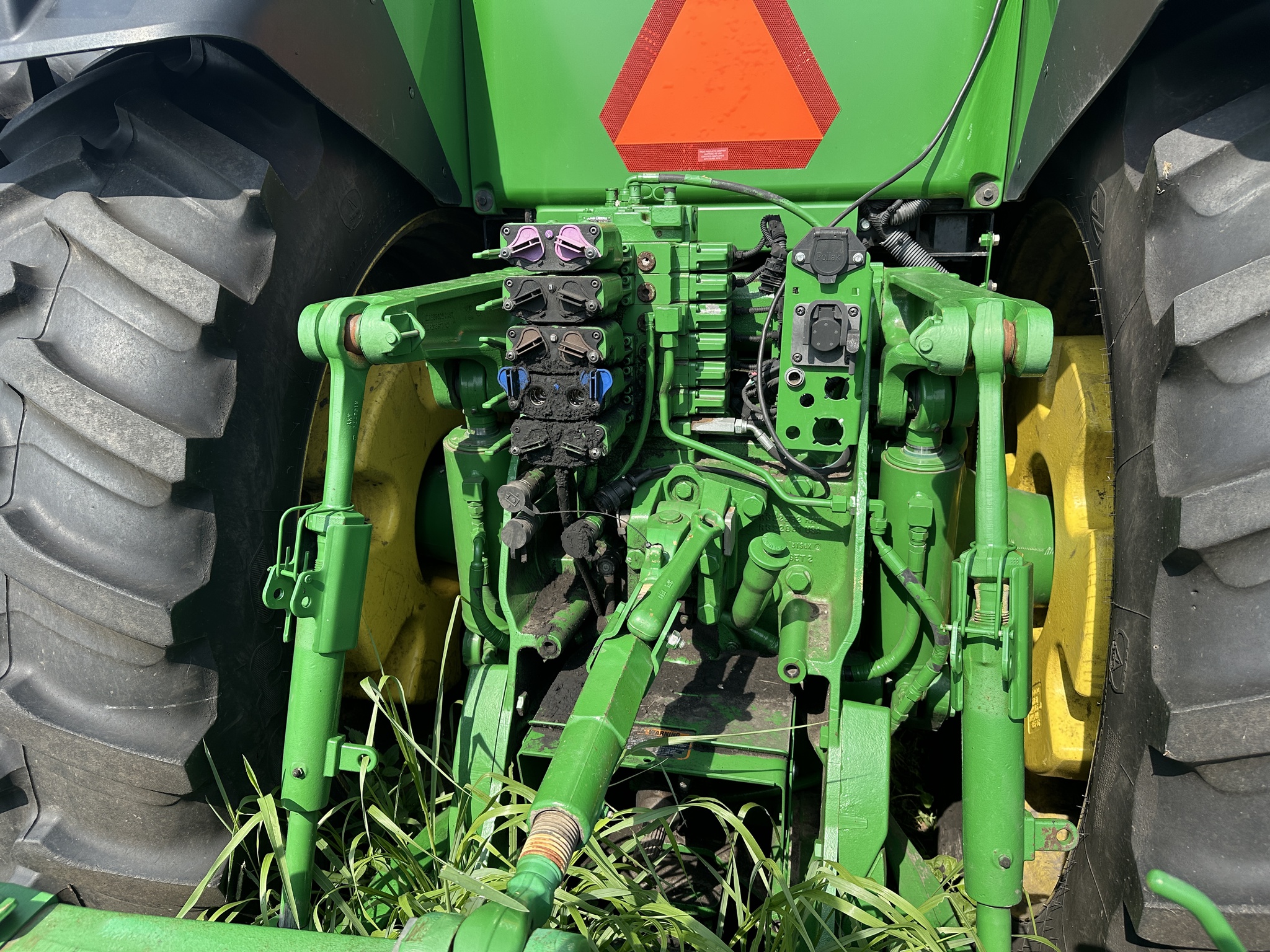 2013 John Deere 8260R Image 8