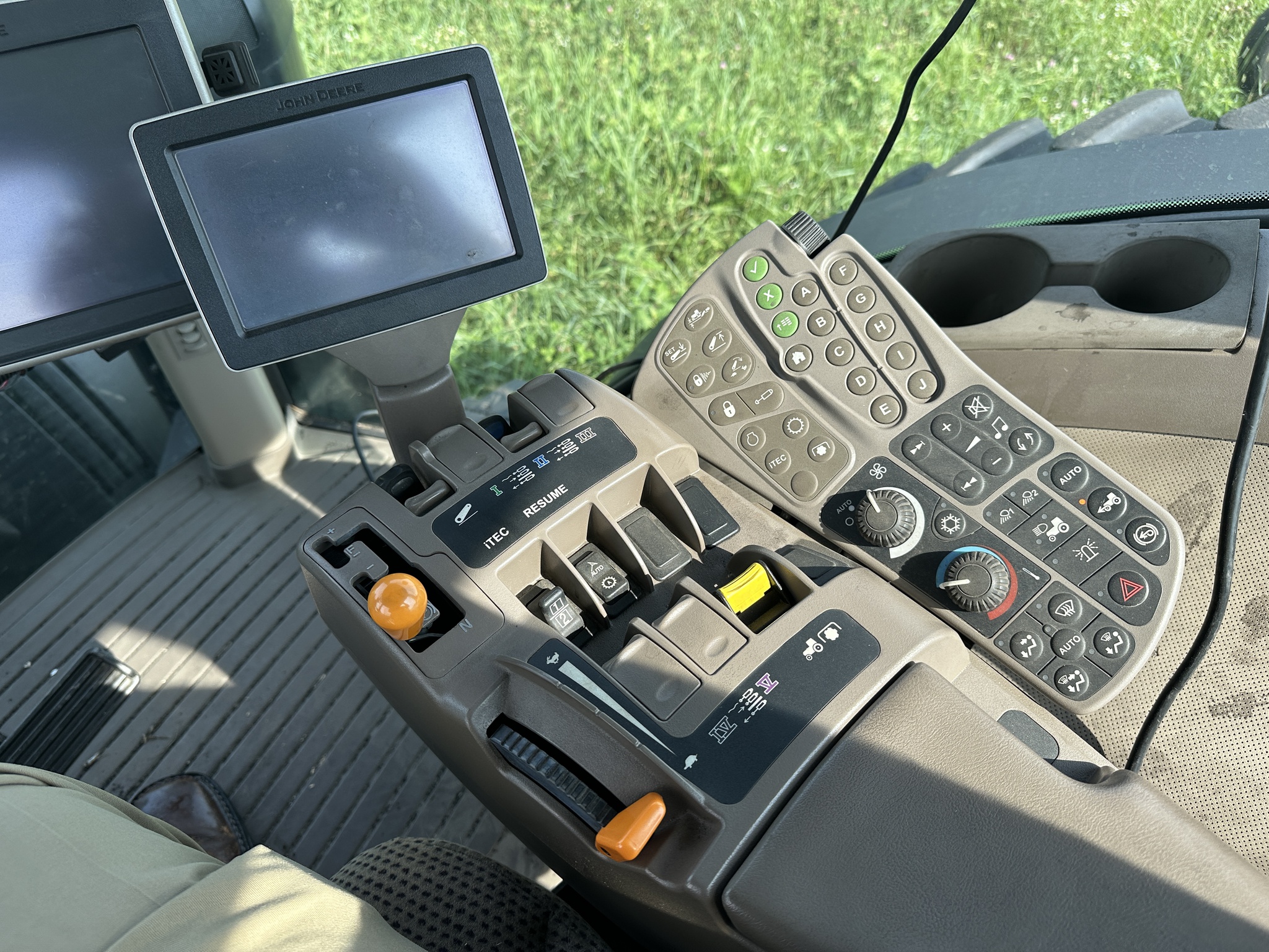 2013 John Deere 8260R Image 7