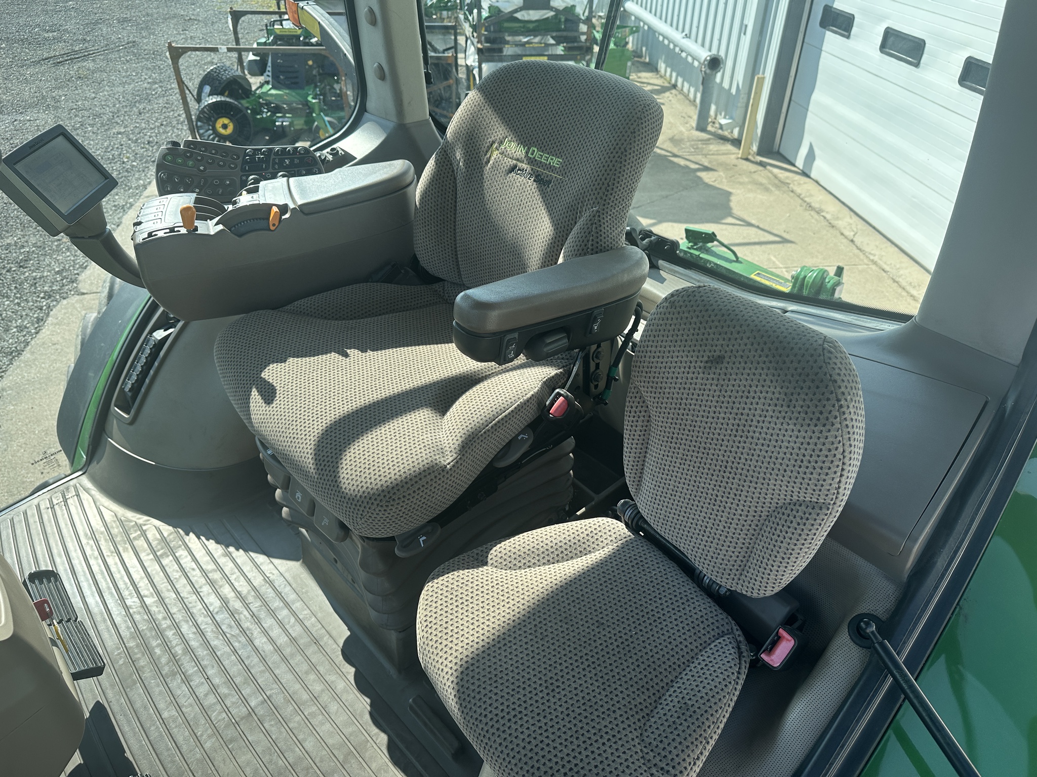 2013 John Deere 8260R Image 9