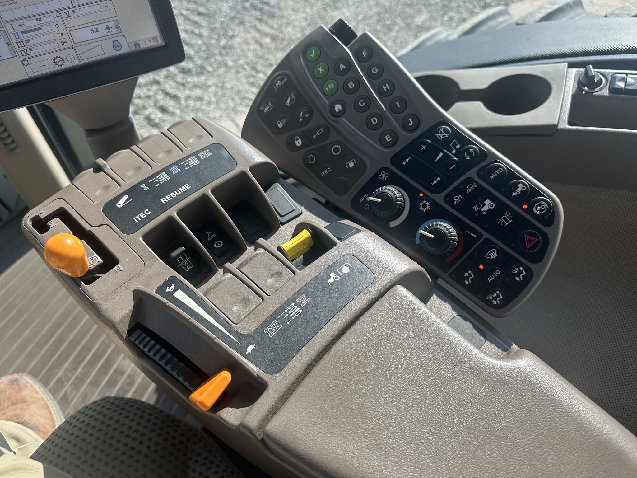 2013 John Deere 8260R Image 11