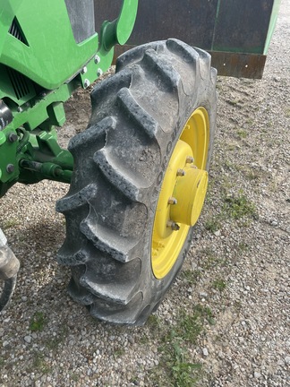 2016 John Deere 5075E Image 4