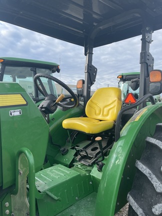 2016 John Deere 5075E Image 7
