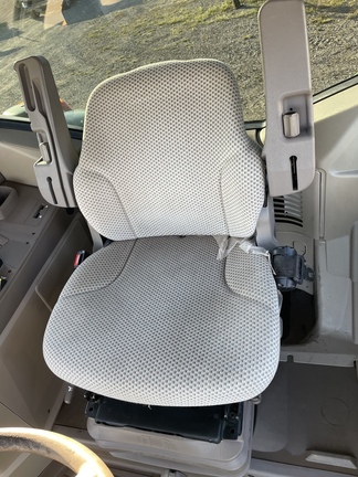 2016 John Deere 6110M Image 6