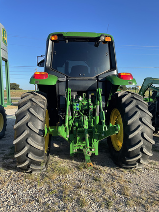 2016 John Deere 6110M Image 10