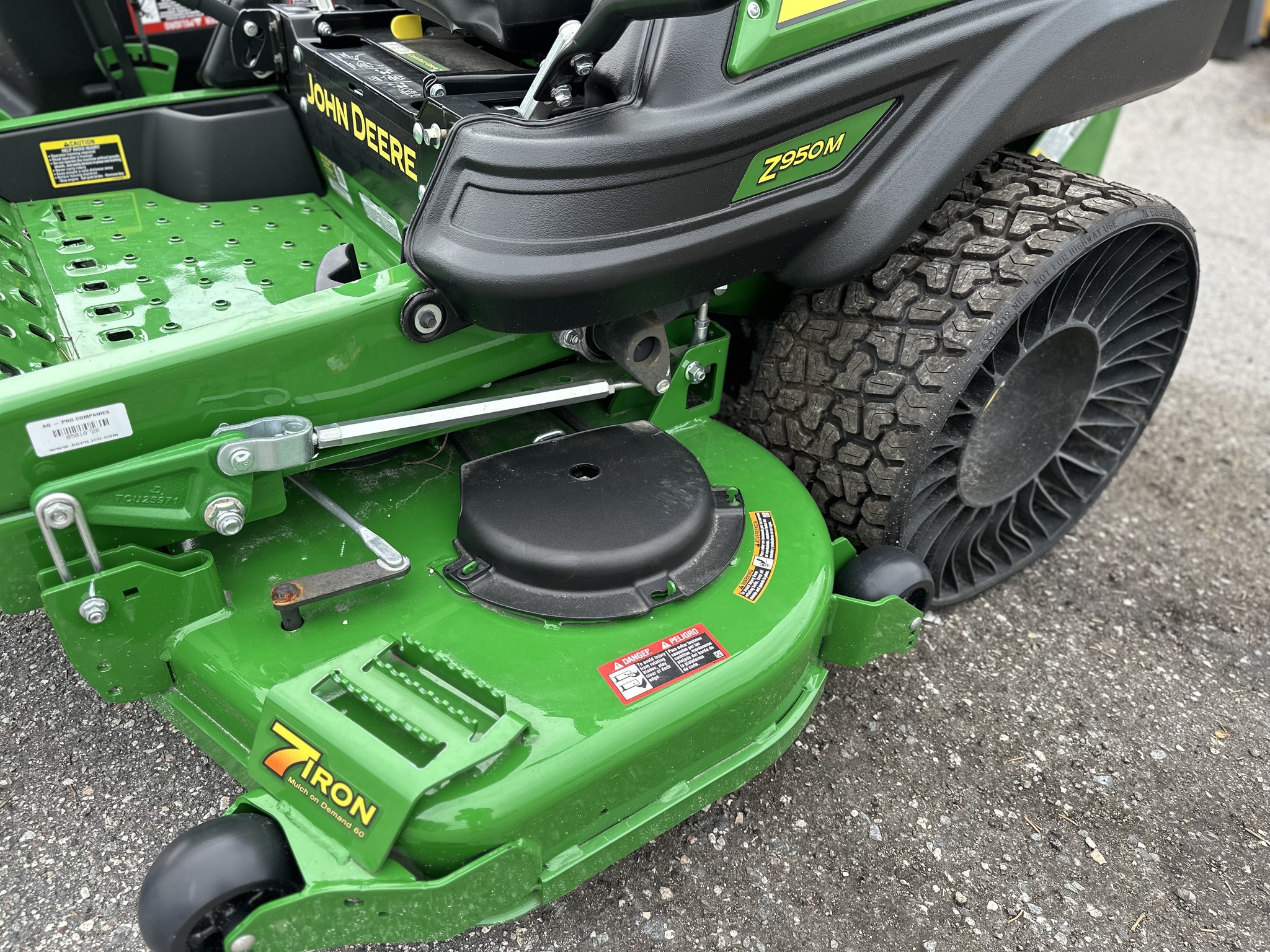2025 John Deere Z950M Image 2