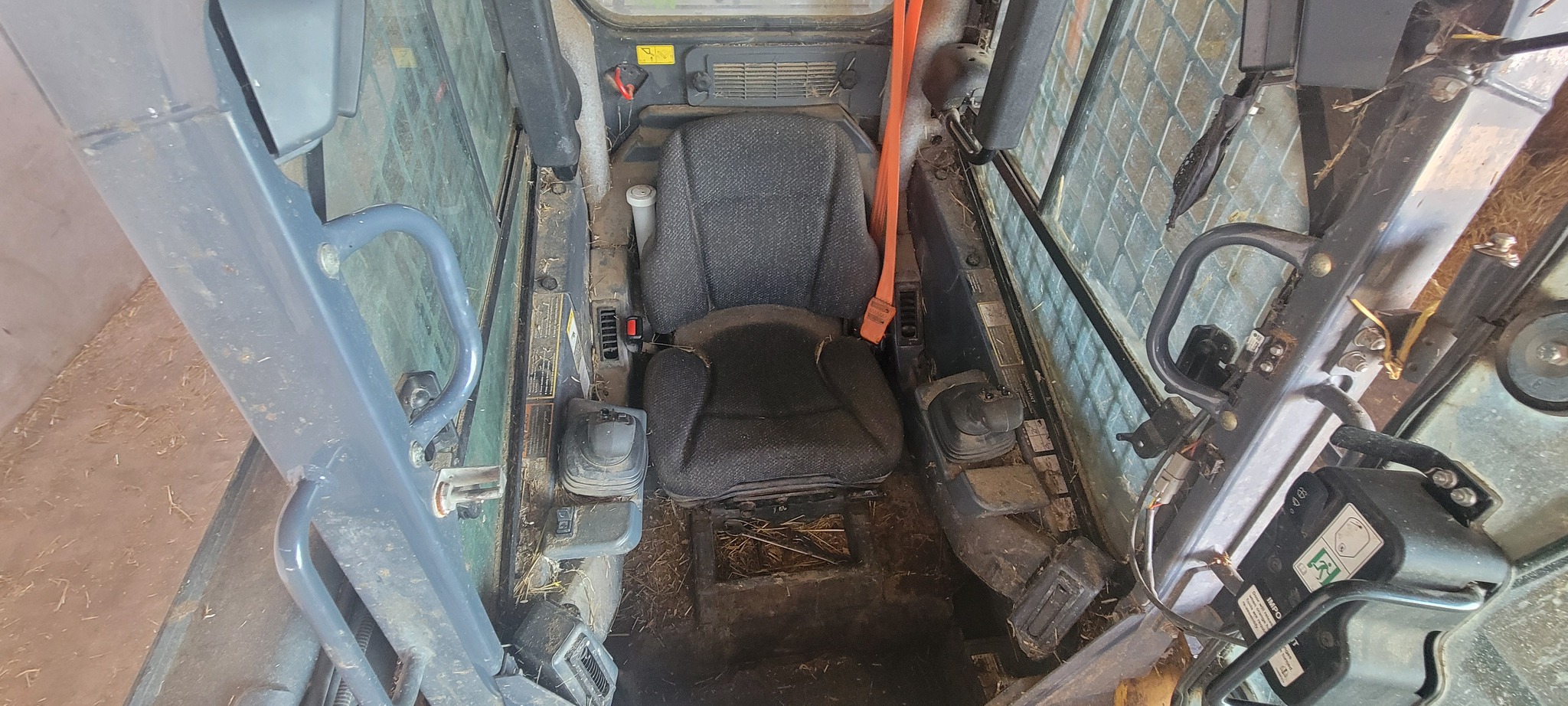 2019 John Deere 325G Image 13