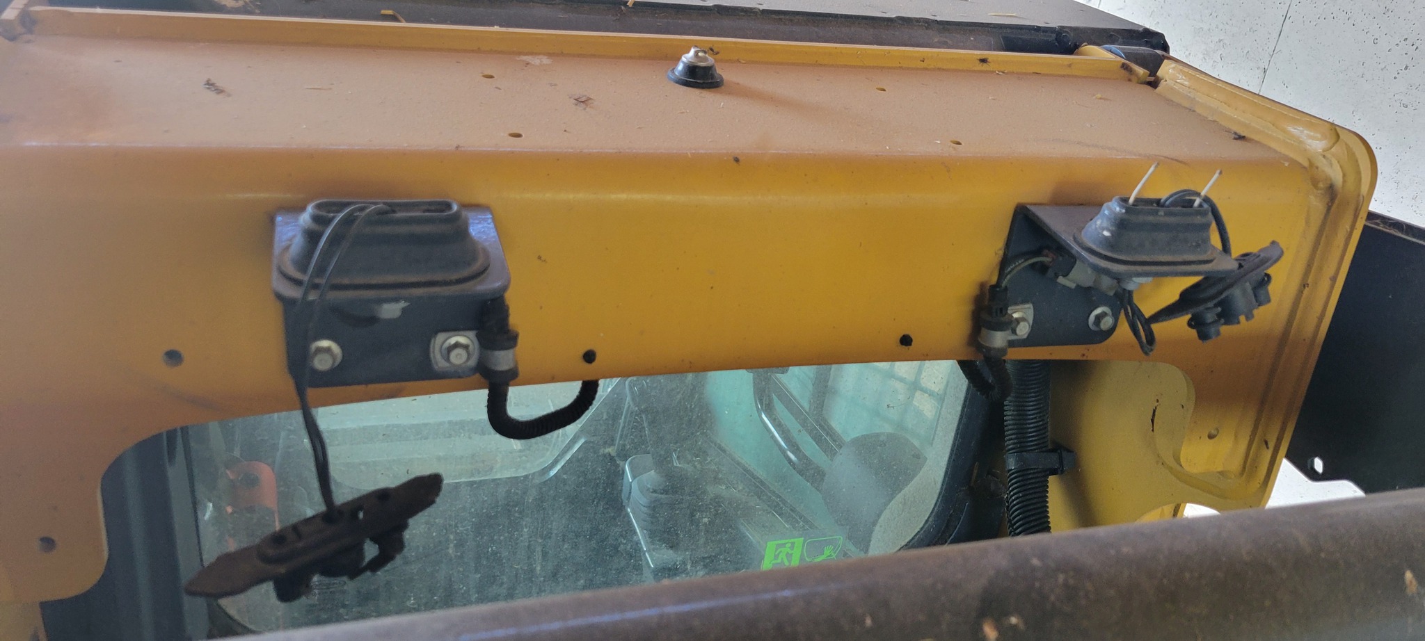 2019 John Deere 325G Image 8