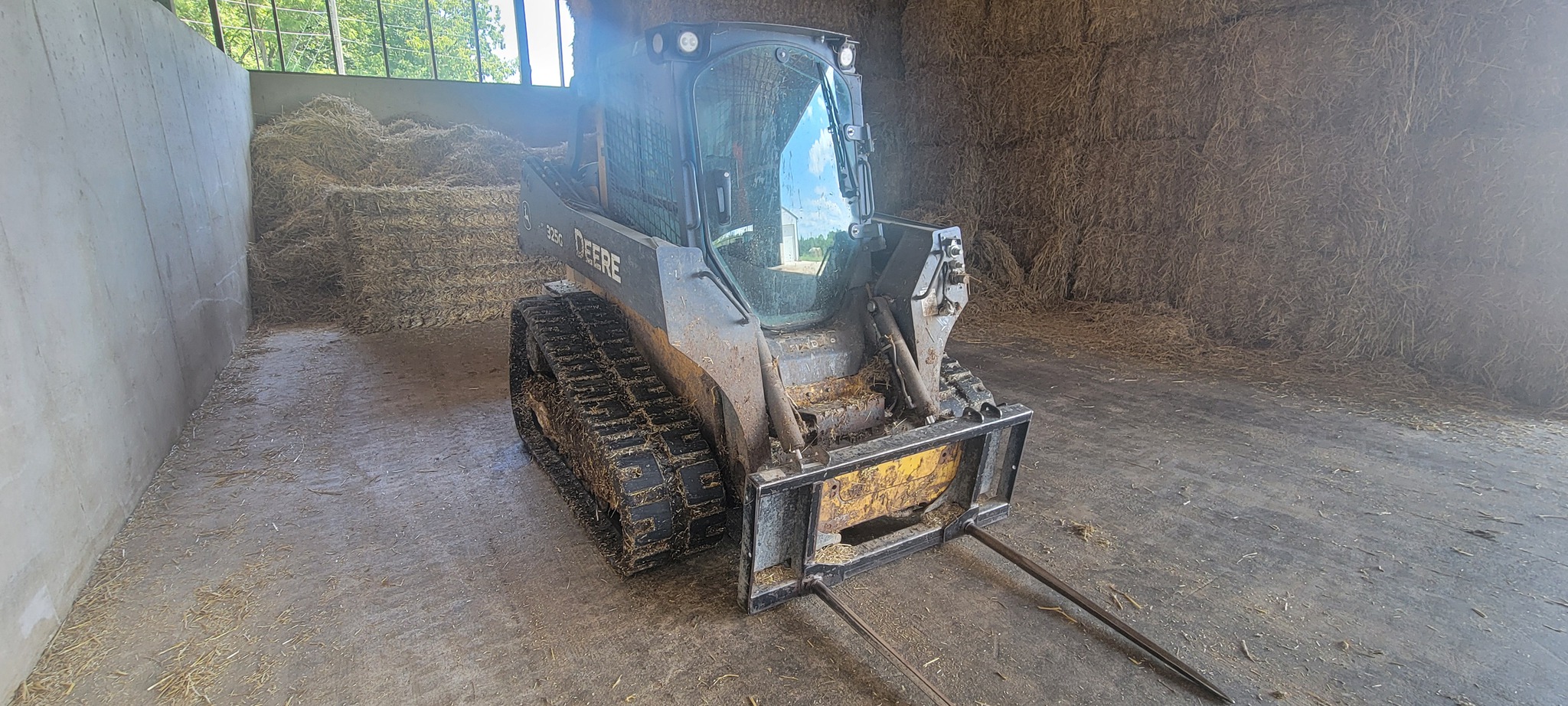 2019 John Deere 325G Image 3