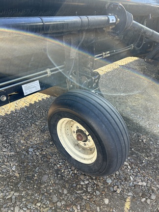 Used 2005 MacDon 963 Combine Platforms at Horizon Ag & Turf in Falher, AB - Photo11