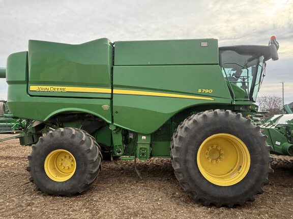 Used 2018 John Deere S790 Combines at Horizon Ag & Turf in Vermilion, AB - Photo5