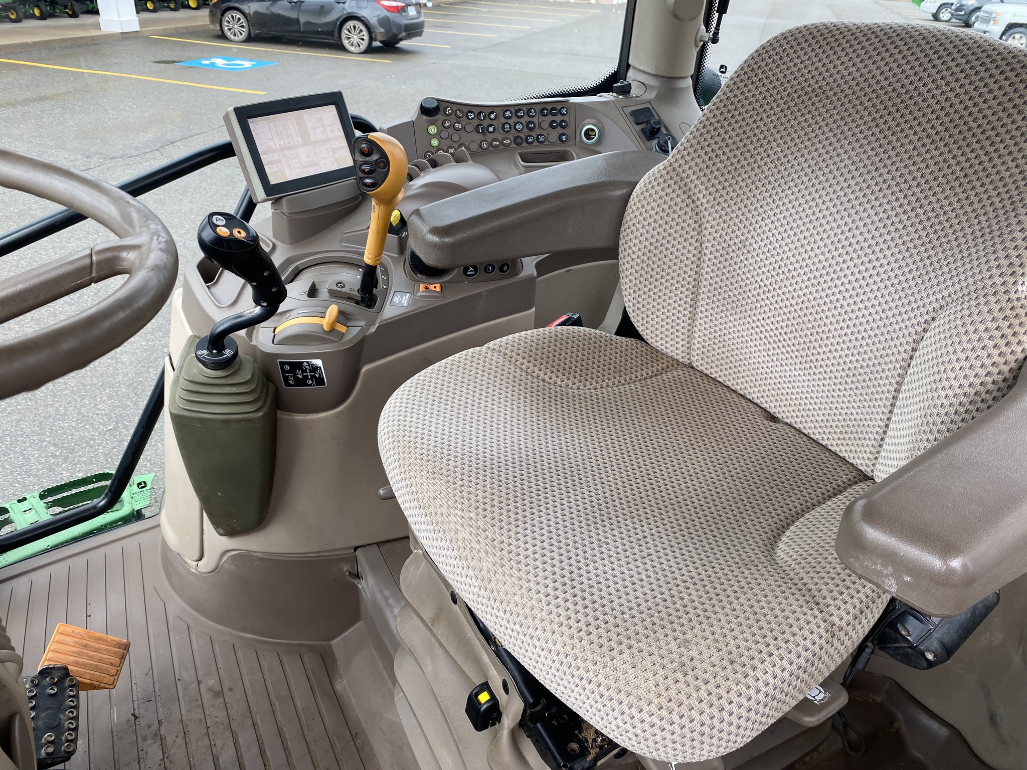 2017 John Deere 6130R Image 8