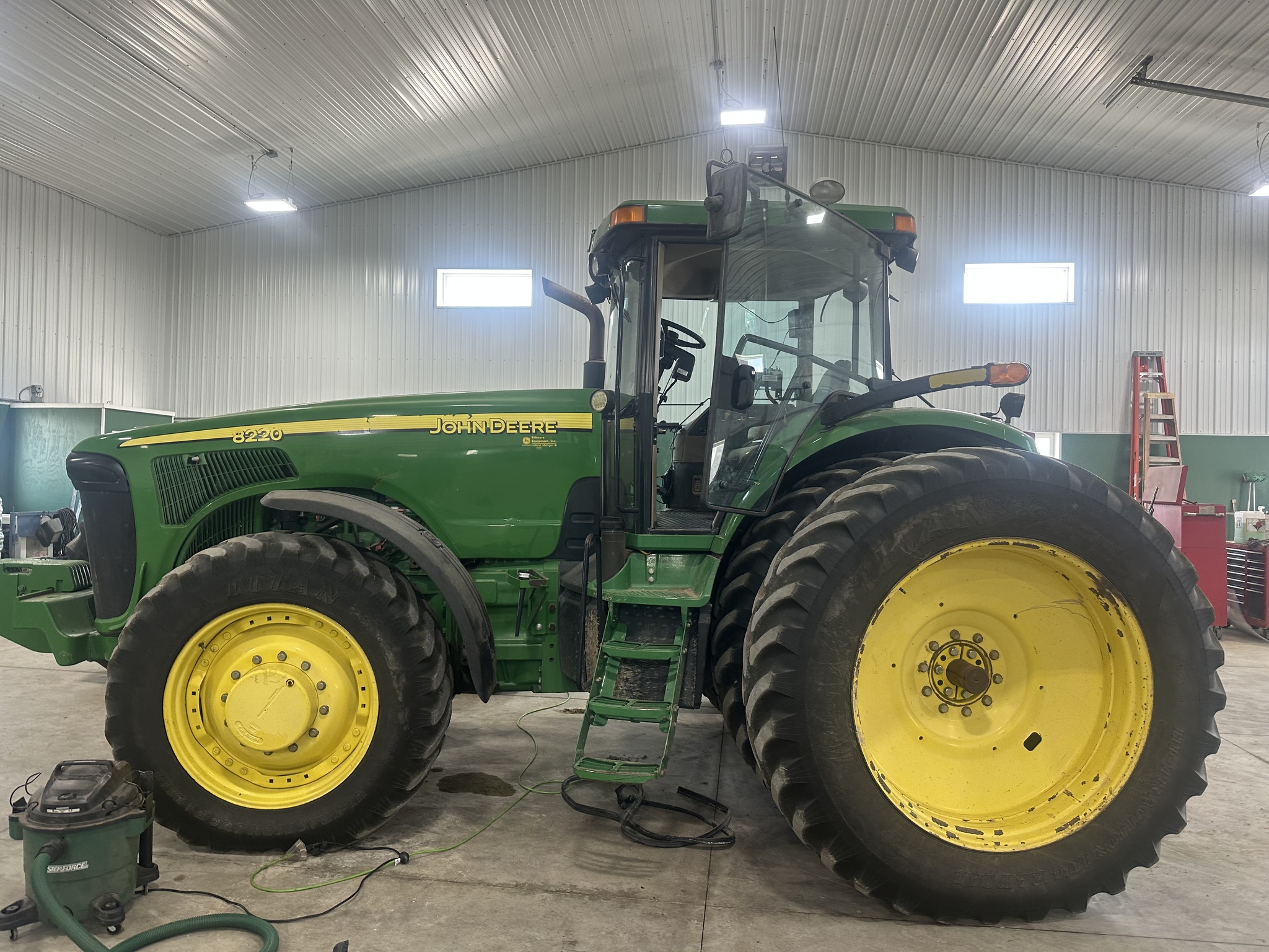 2002 John Deere 8220 Image 2