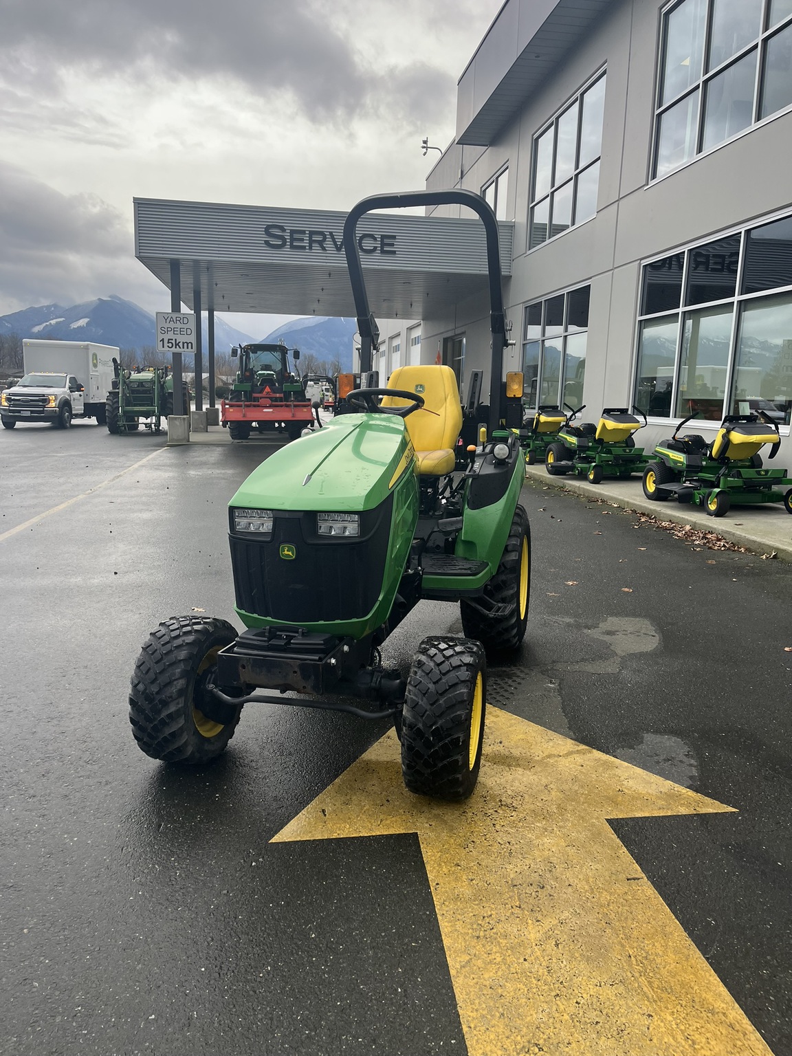 2023 John Deere 2025R Image 2