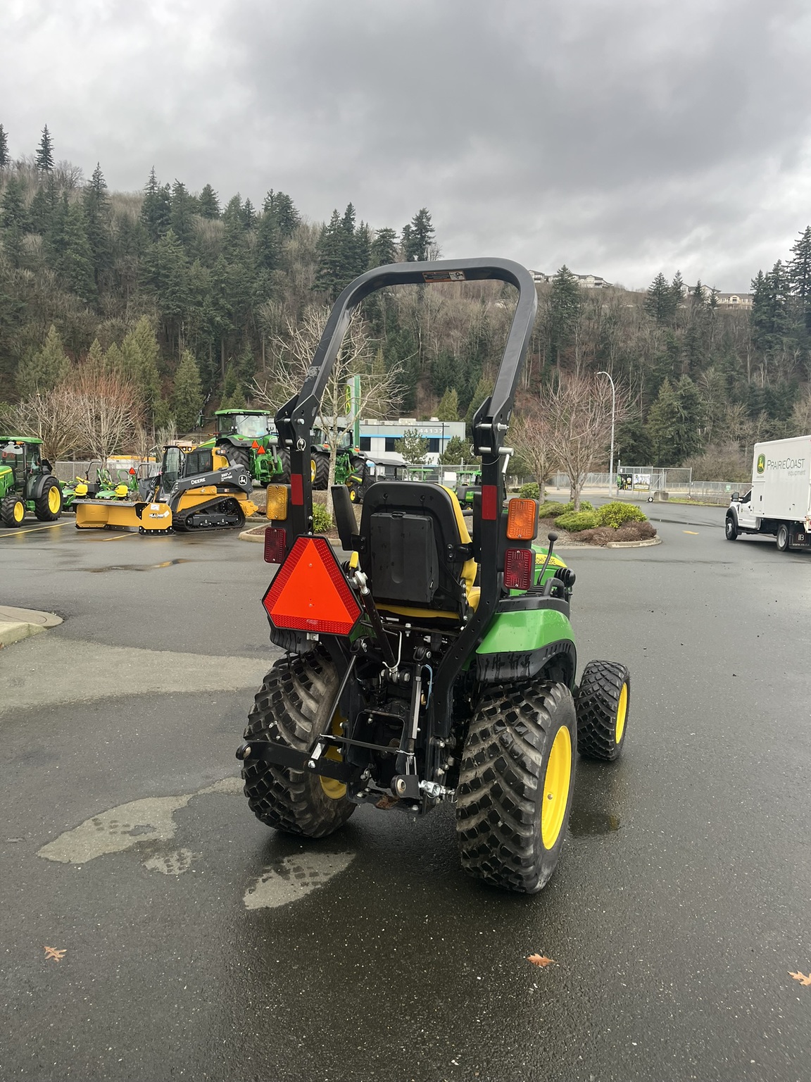 2023 John Deere 2025R Image 3