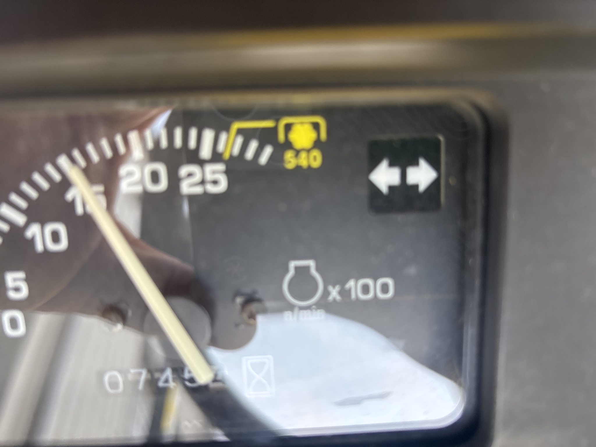 2000 John Deere 4100 Image 10