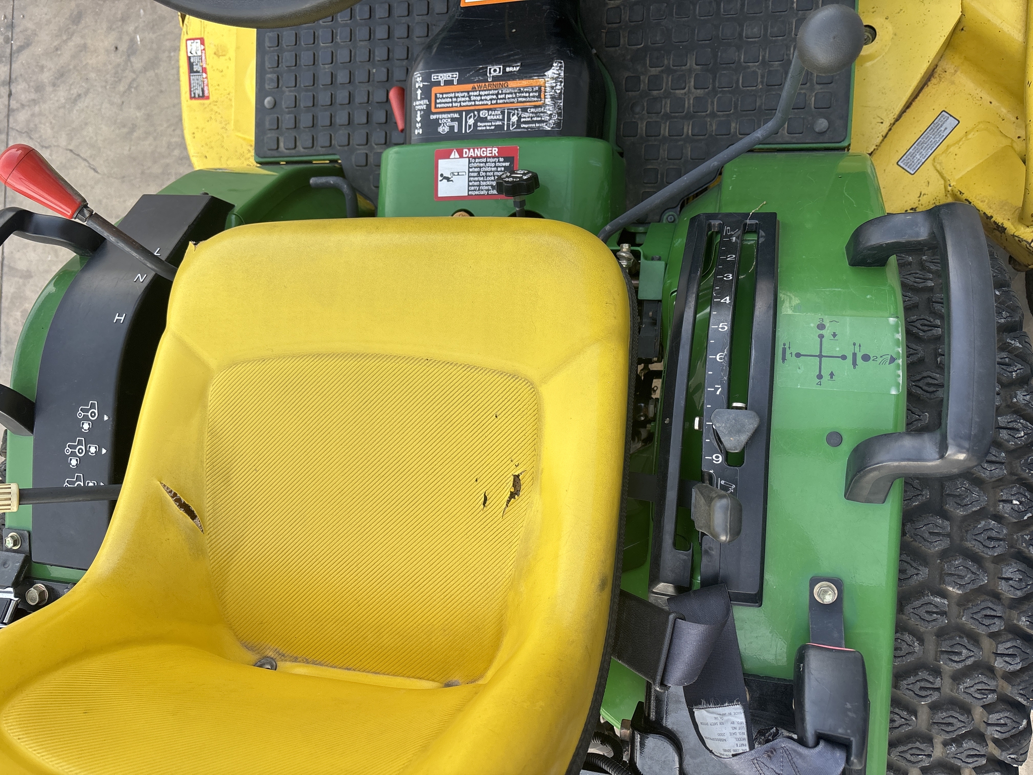 2000 John Deere 4100 Image 12