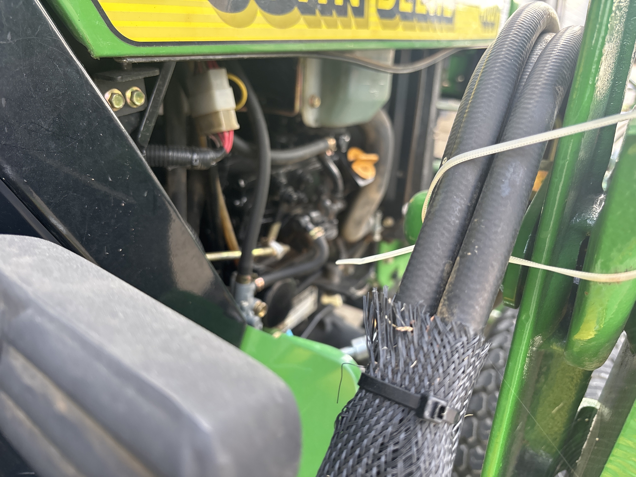 2000 John Deere 4100 Image 24