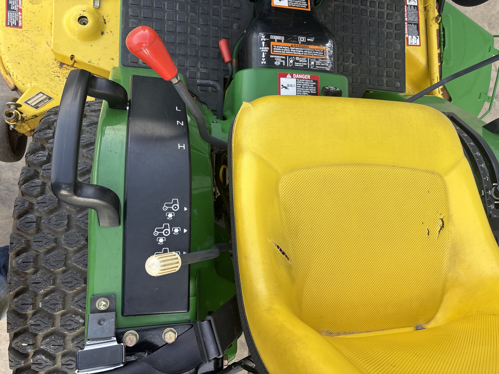 2000 John Deere 4100 Image 11