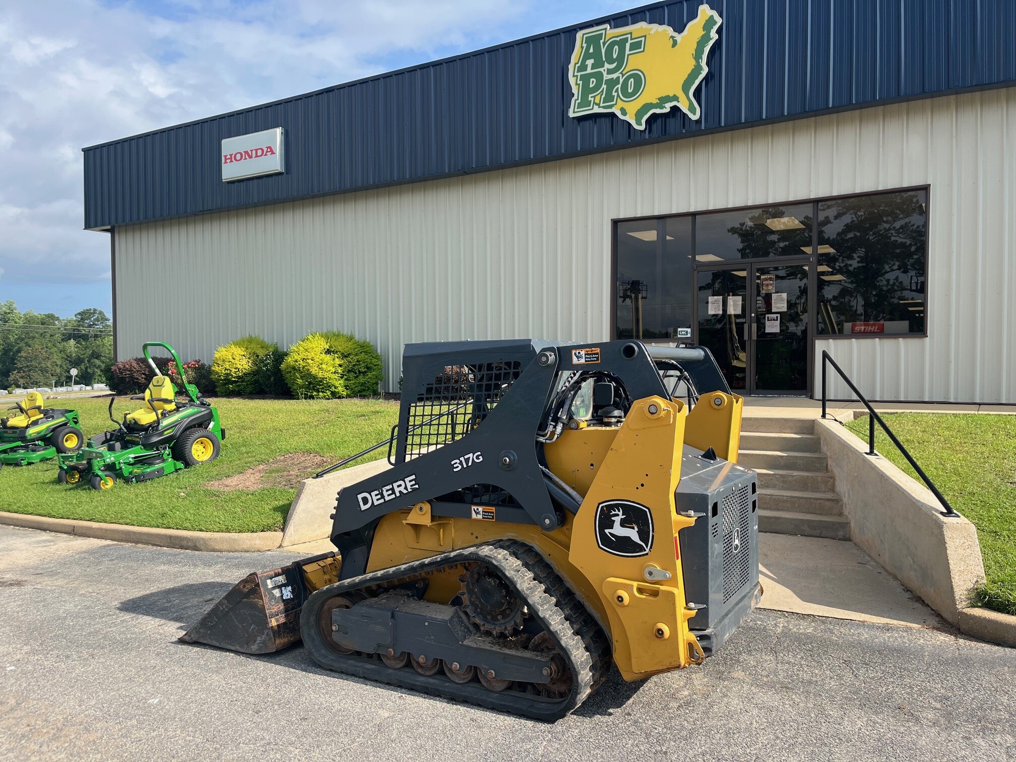 2023 John Deere 317G Image 2