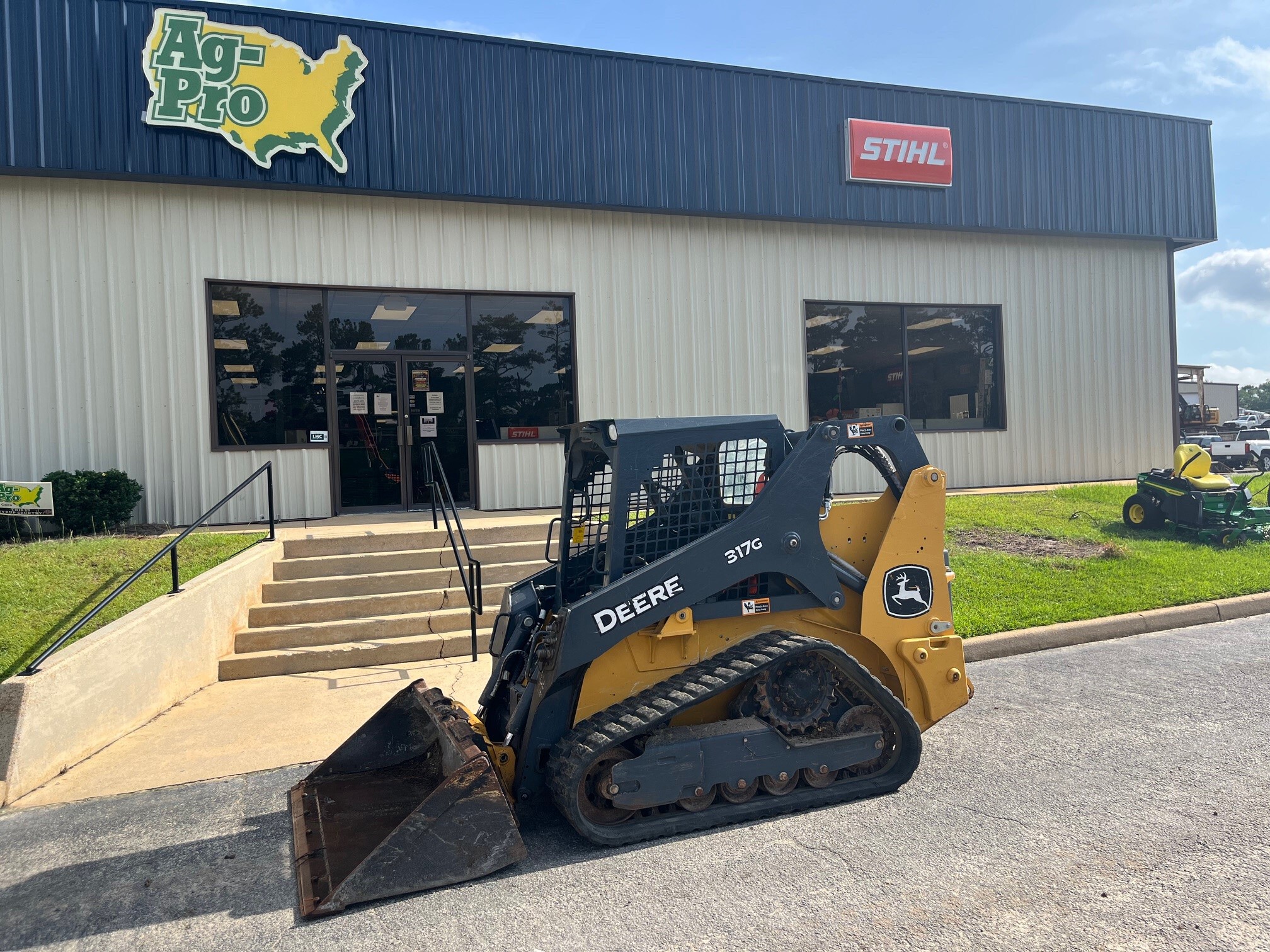 2023 John Deere 317G Image 1