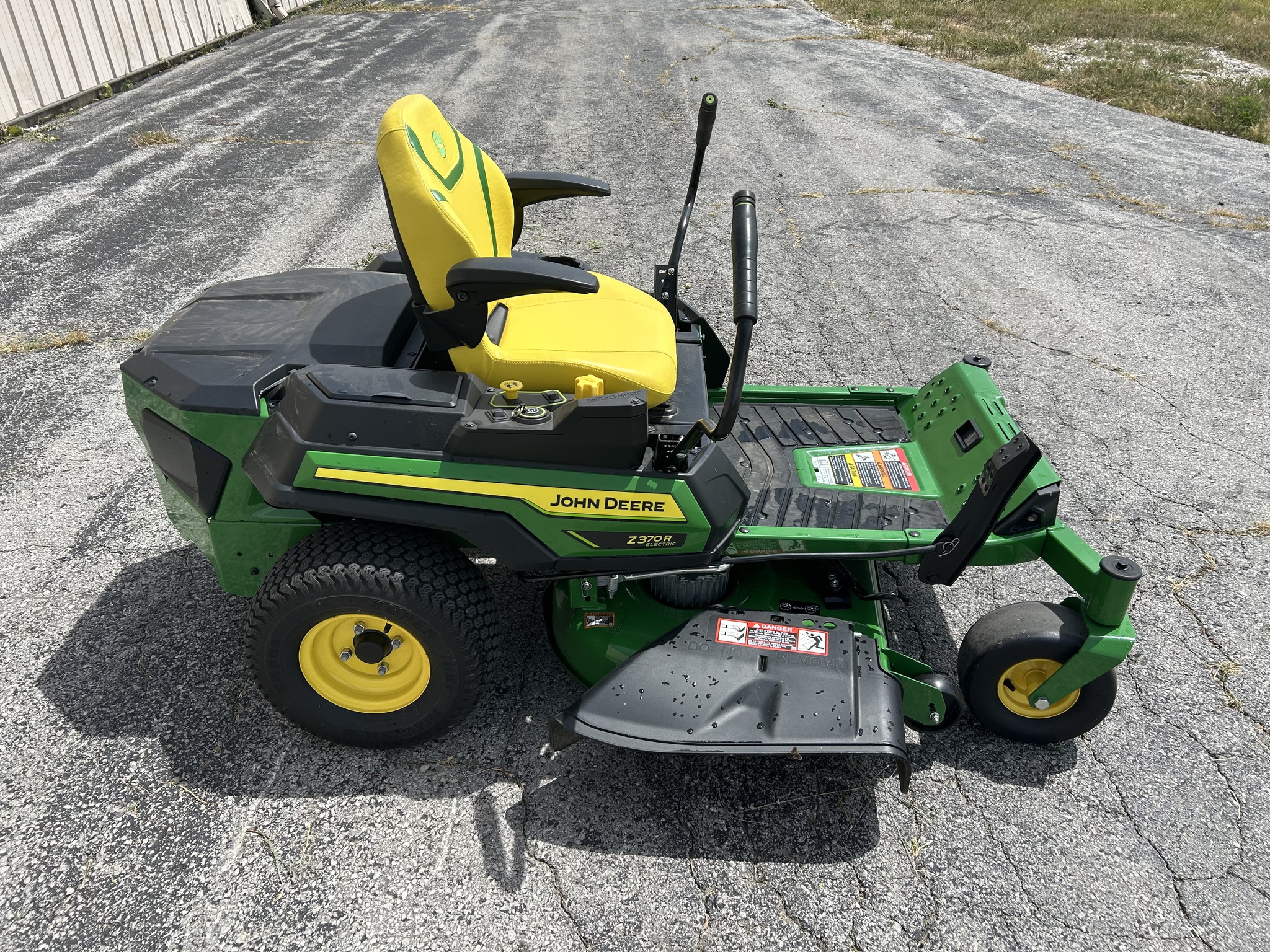  2024 John Deere Z370R at Heritage Tractor in Rogersville, MO