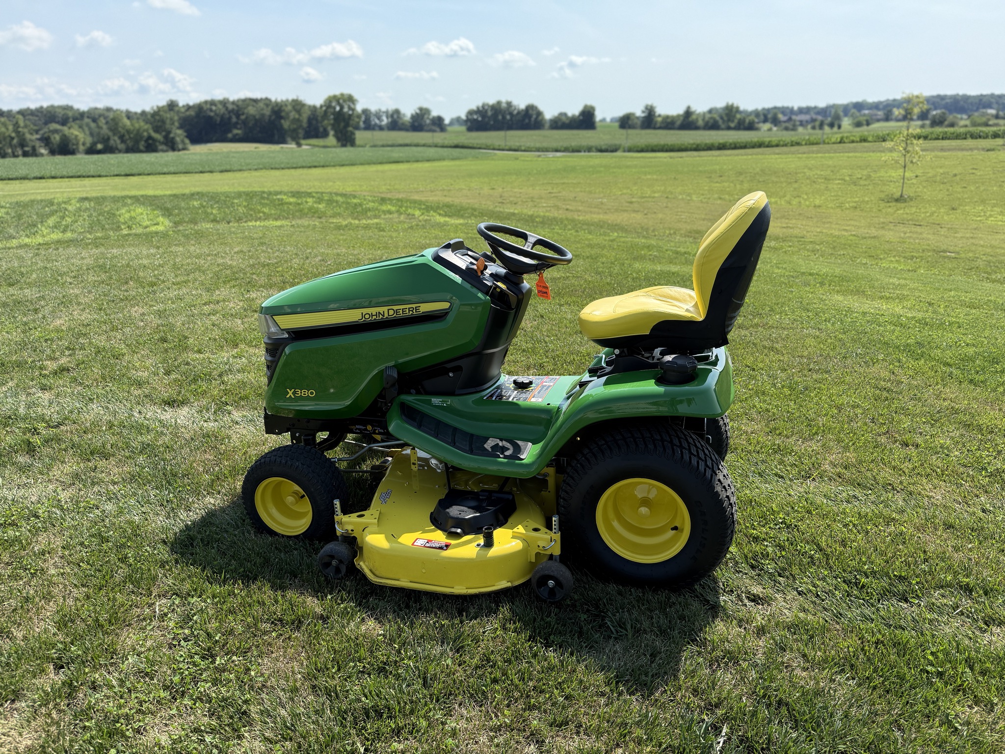 2022 John Deere X380 Image 4
