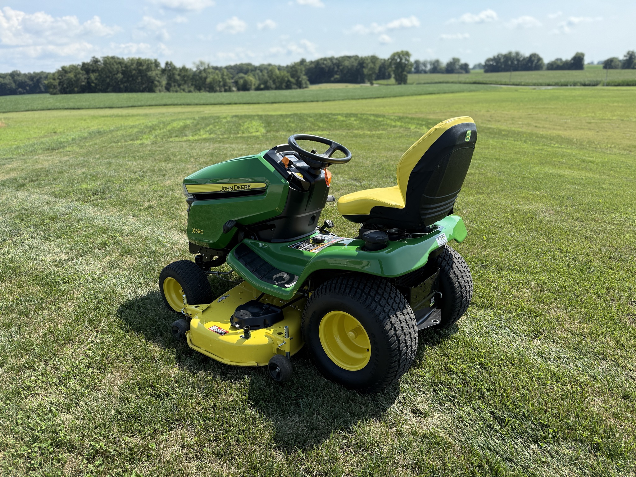 2022 John Deere X380 Image 5