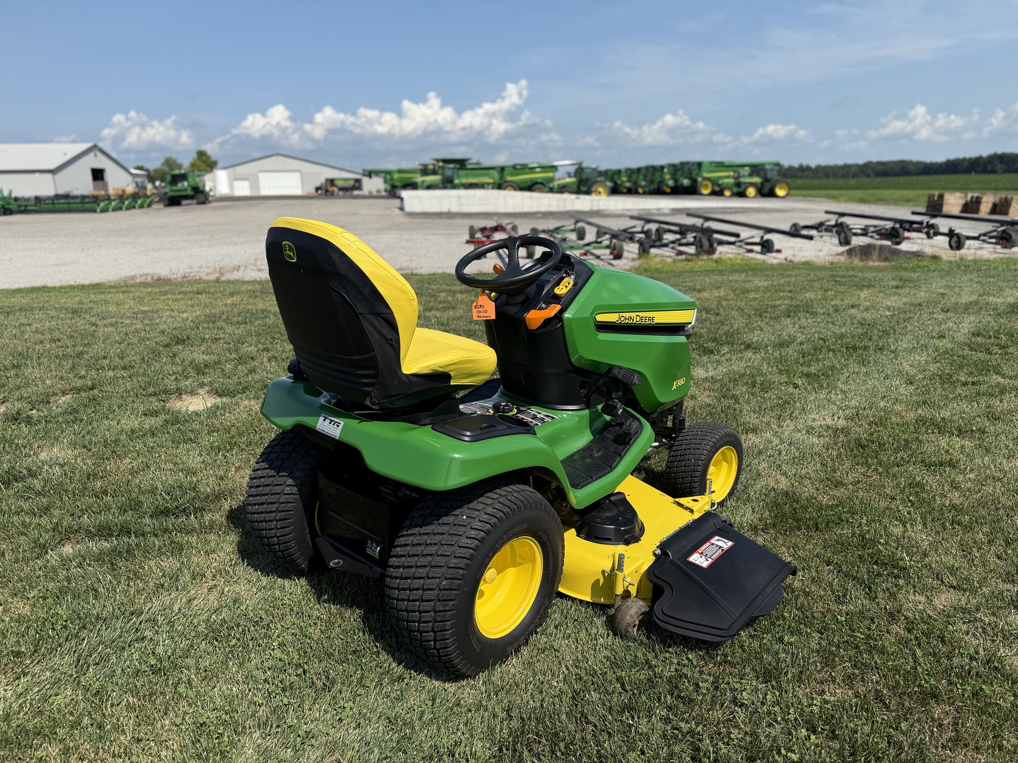2022 John Deere X380 Image 9