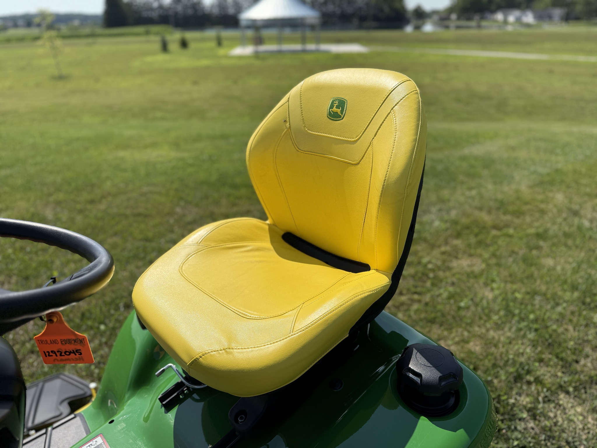 2022 John Deere X380 Image 16