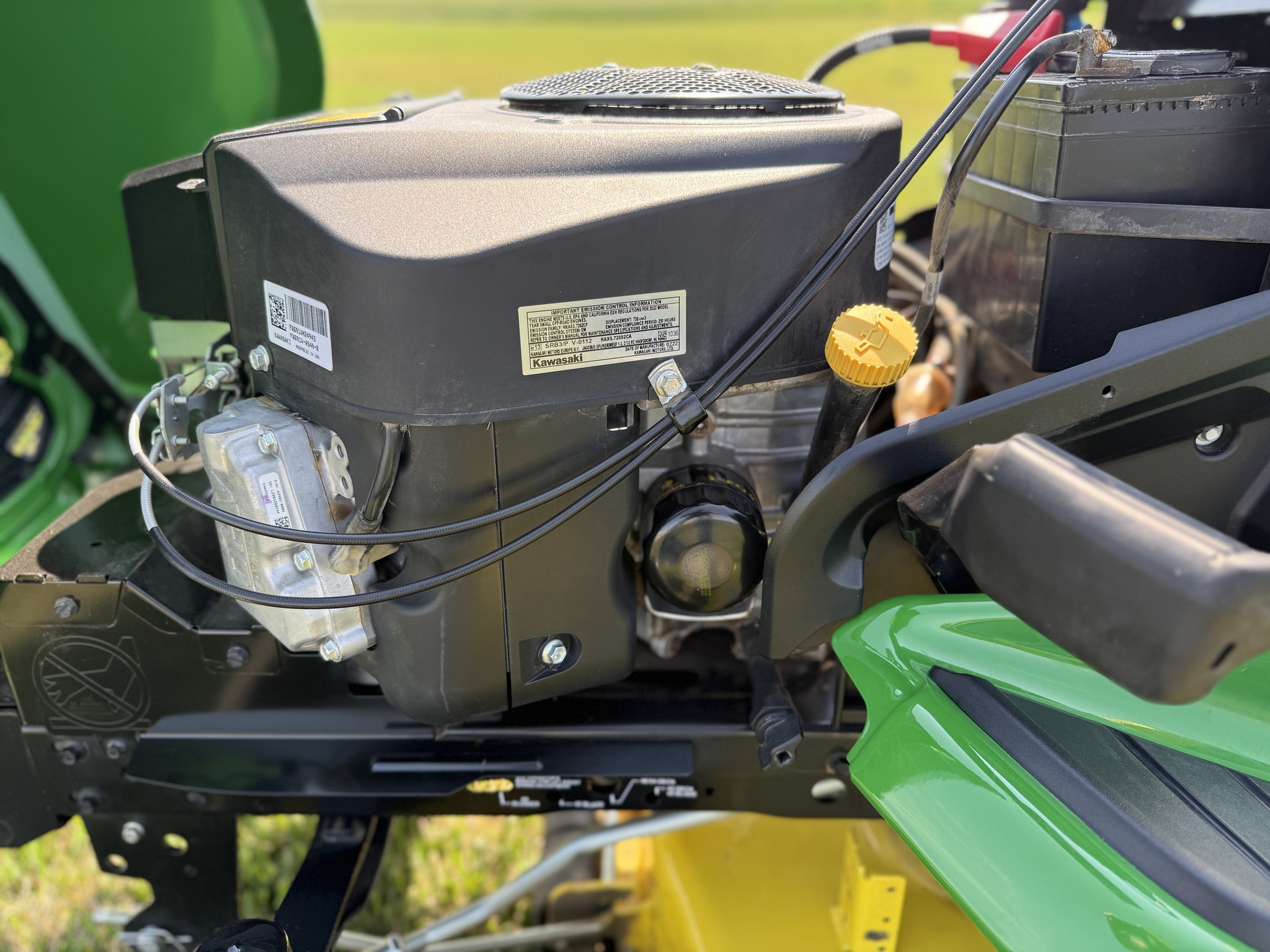 2022 John Deere X380 Image 17