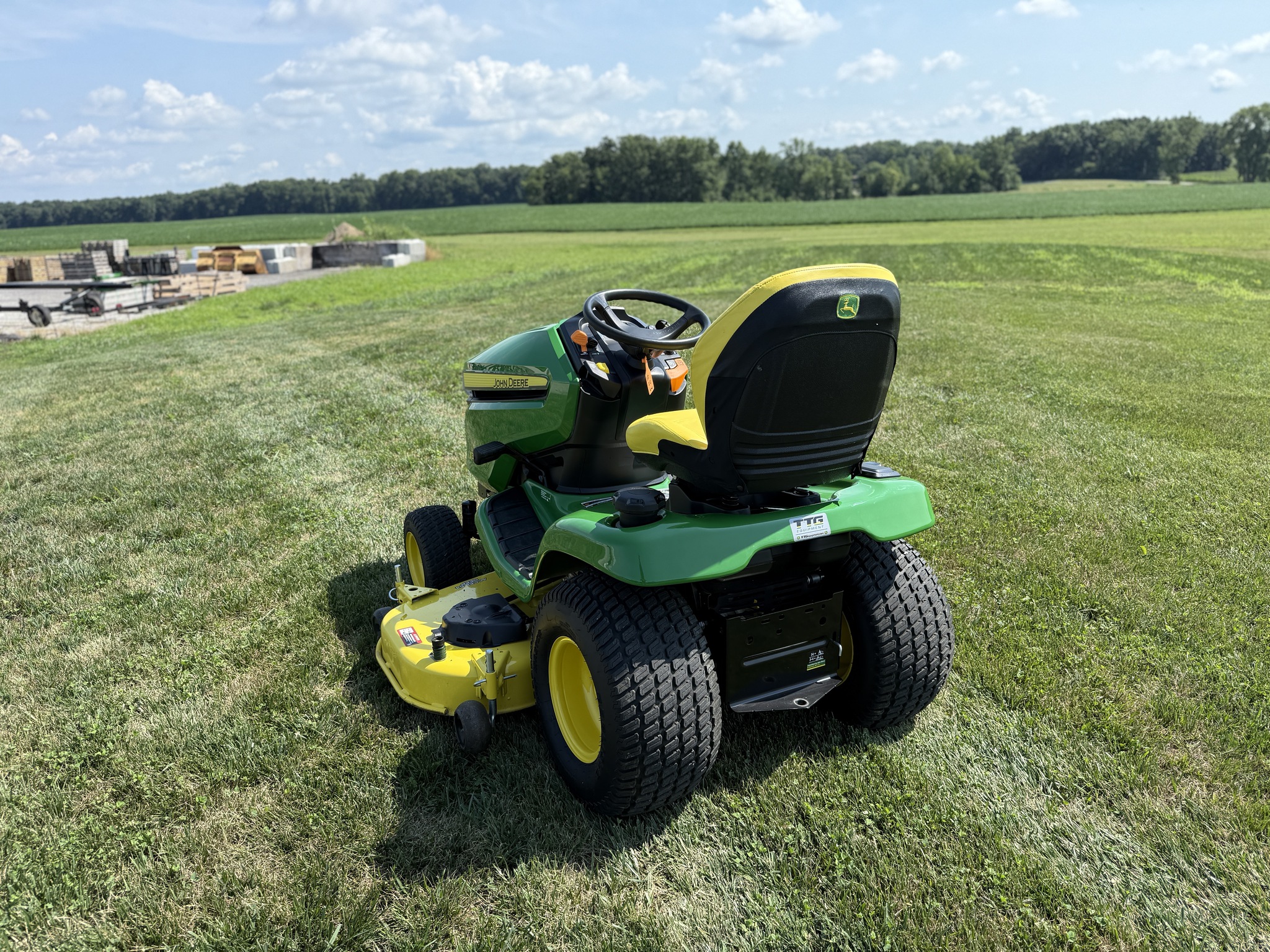 2022 John Deere X380 Image 6