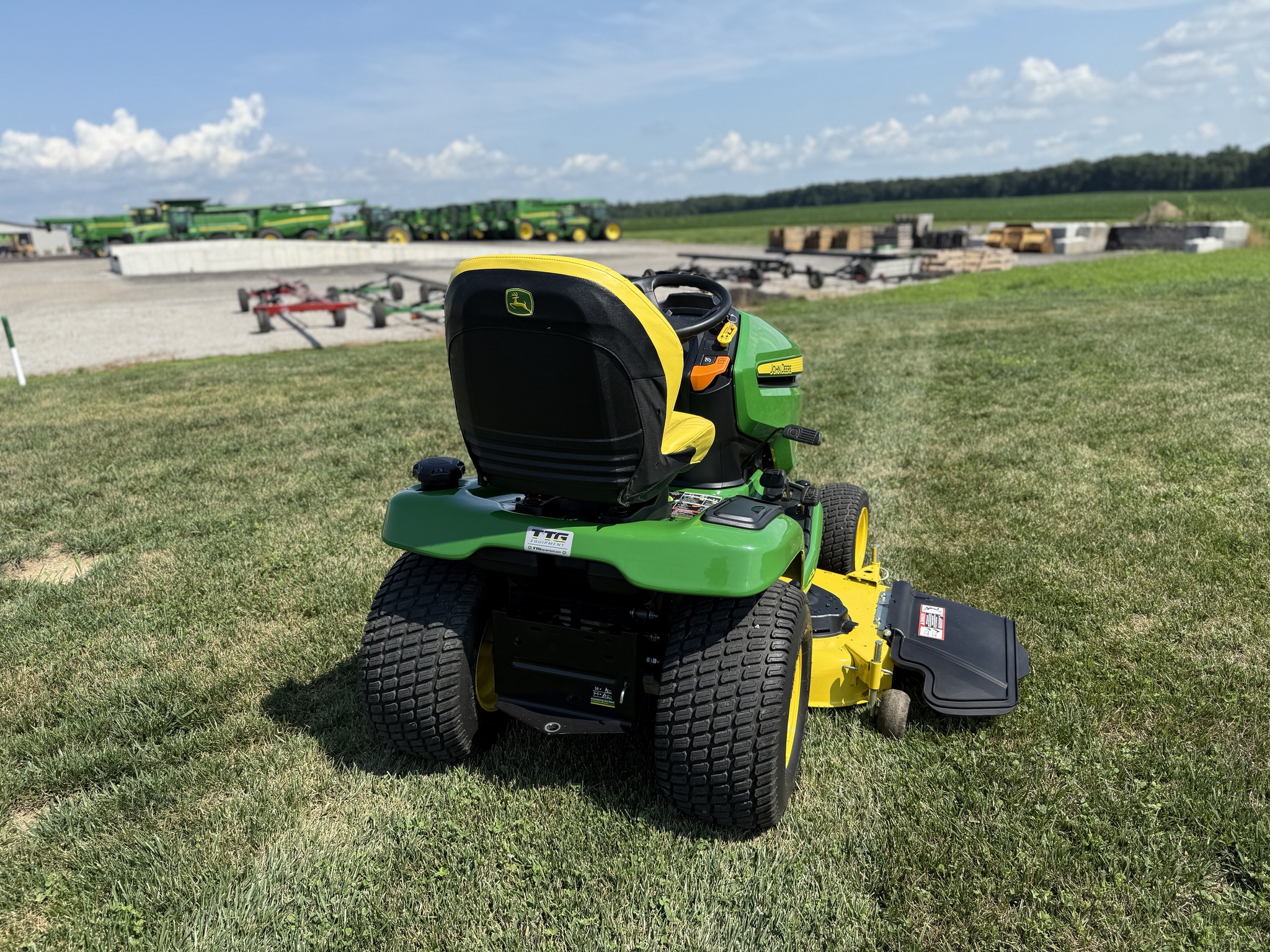 2022 John Deere X380 Image 8