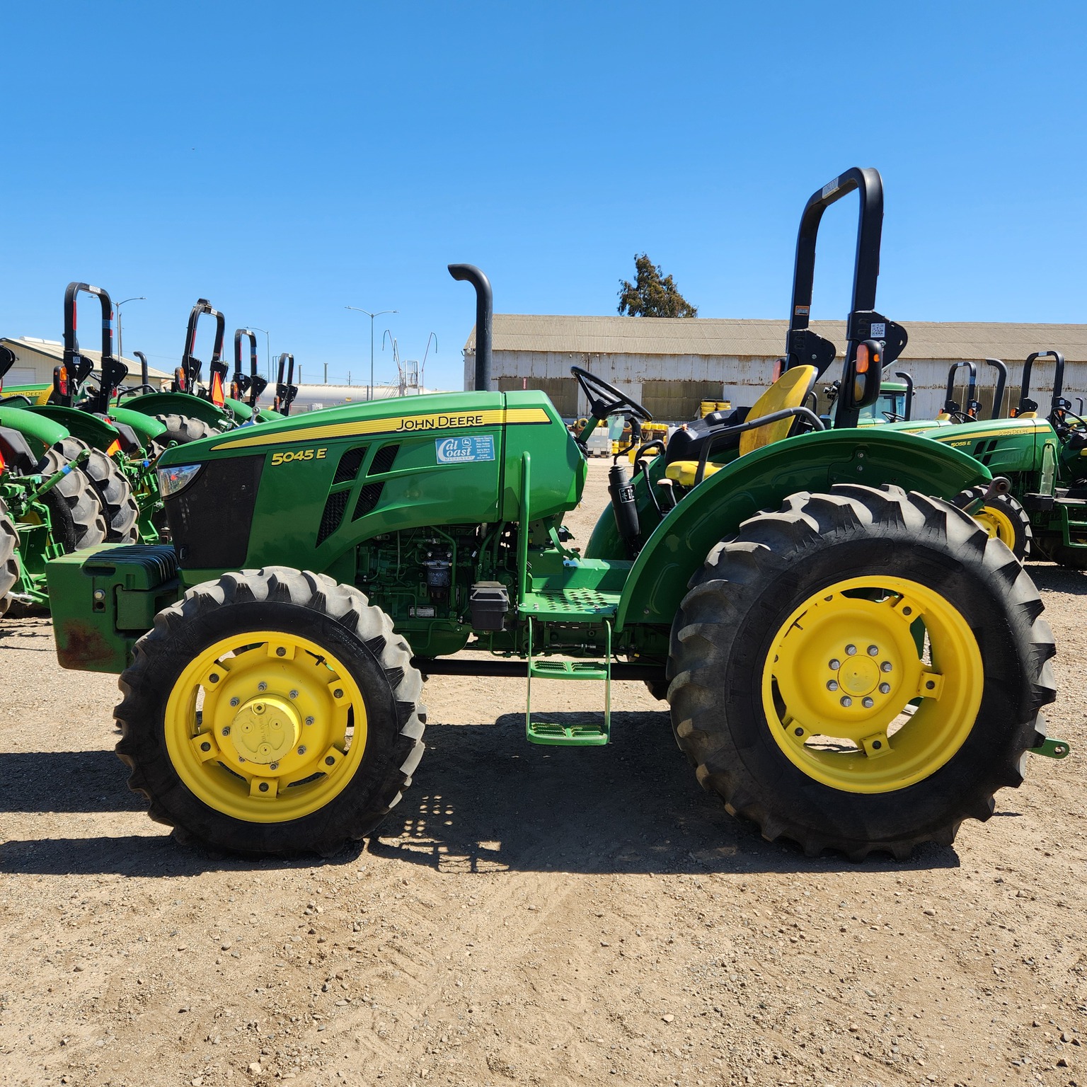 2020 John Deere 5045E Image 4