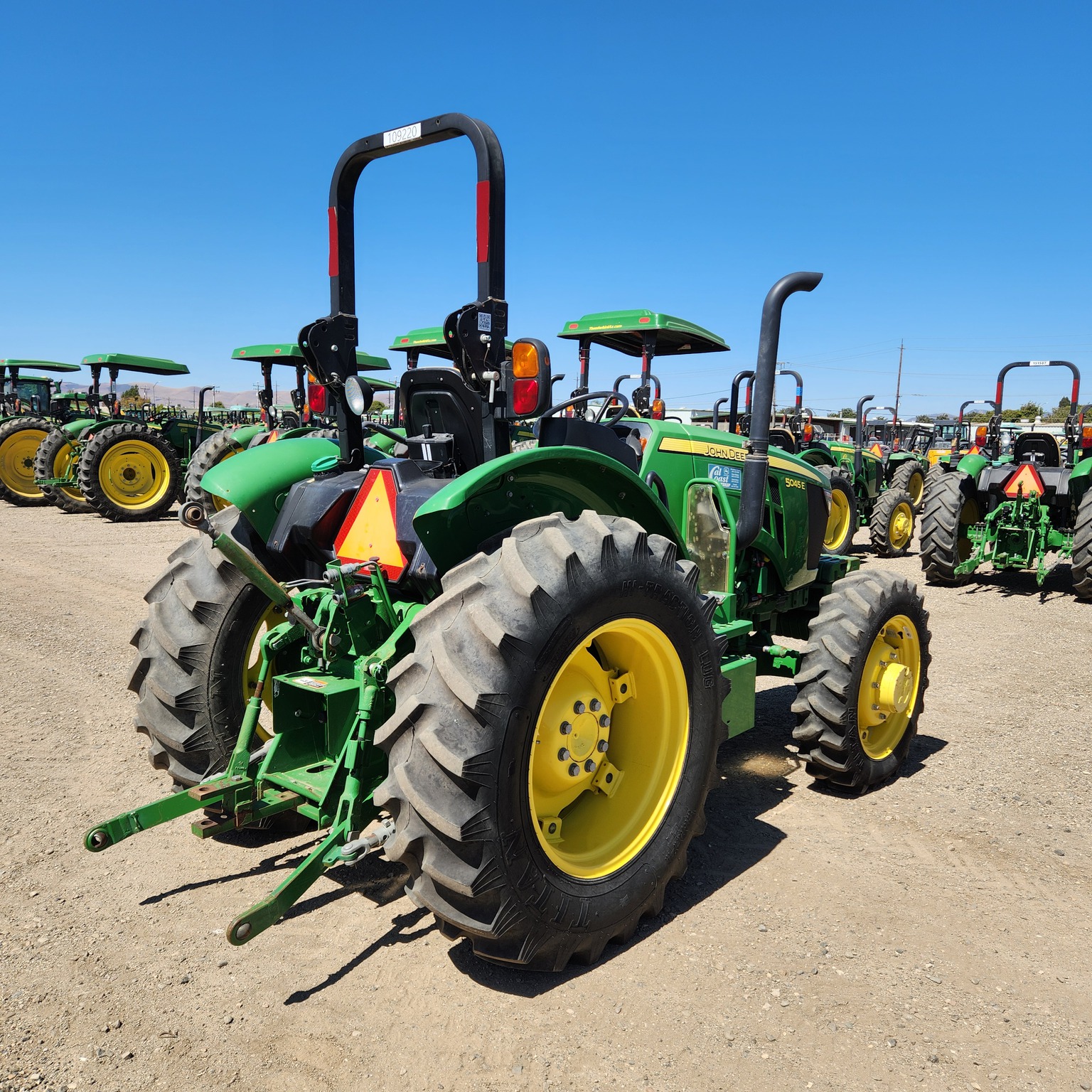2020 John Deere 5045E Image 7
