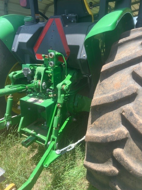 2016 John Deere 5065E Image 9